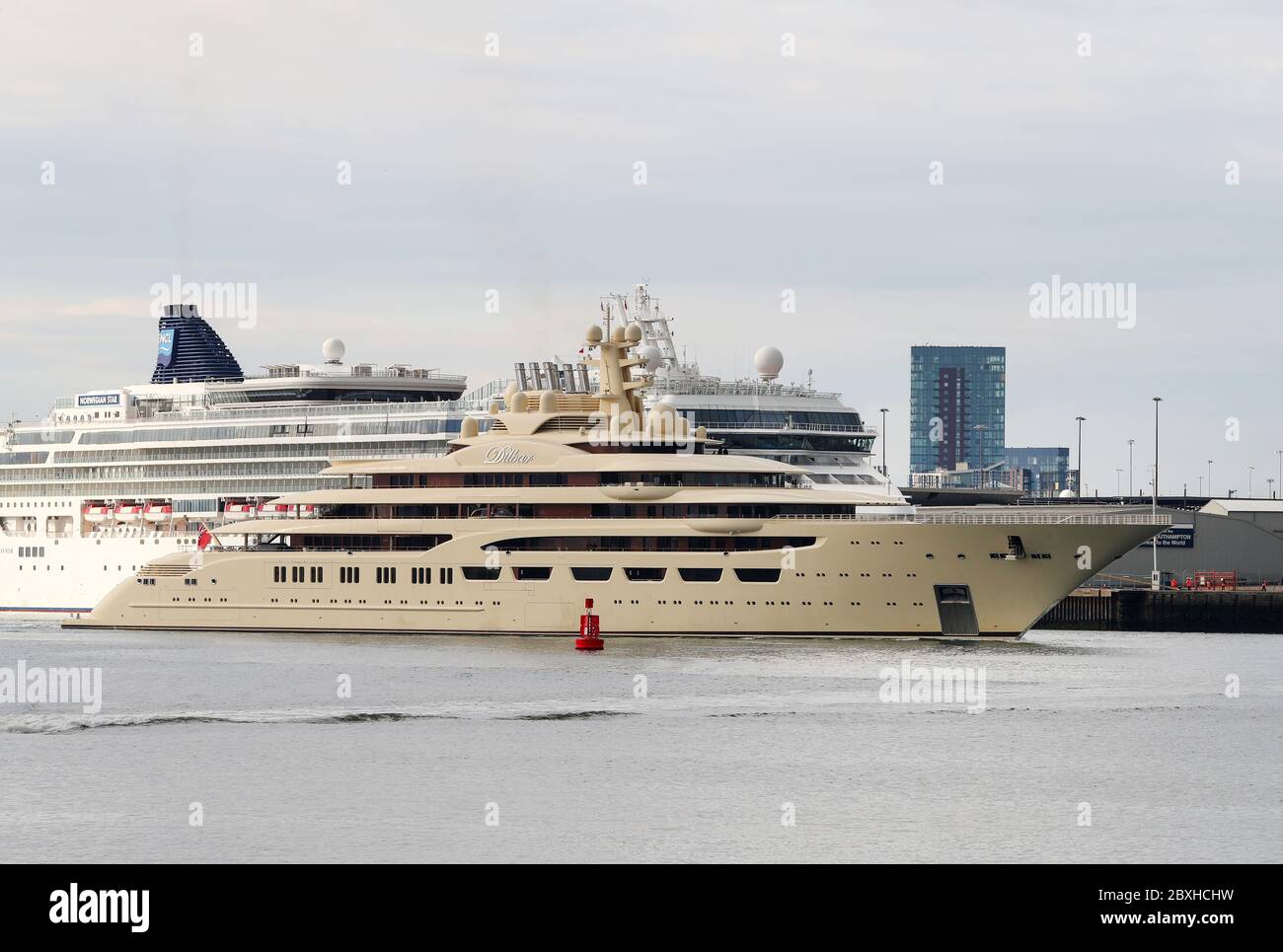 7 juin 2020. Le plus grand yacht au monde d'une valeur de 515 millions de livres sterling est photographié en passant devant le navire de croisière Norwegian Star tout en quittant les docks de Southampton sur la route de Weymouth, Royaume-Uni. Le super yacht appelé Dilbar dispose de deux héliports et 60 cabines est la propriété du milliardaire russe Alisher Usmanov. Le yacht qui mesure plus de 500ft de long, est le quatrième plus grand yacht dans le monde par longueur mais est le plus grand en tonnage brut (15,917) et le volume intérieur. Credit Stuart Martin/Alay Live News Banque D'Images