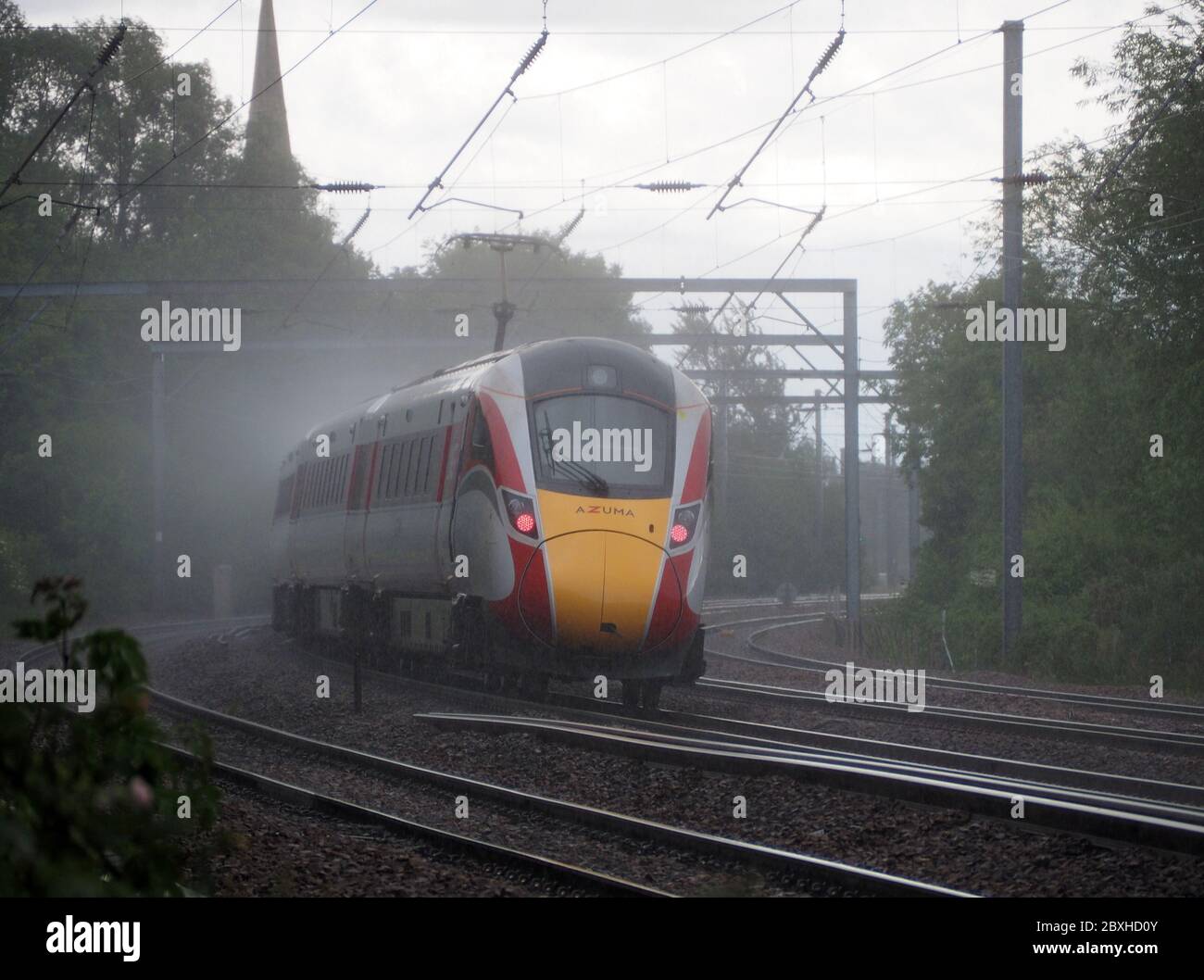 LNER classe 800 Azuma passe Offord Cluny sous la pluie sur la ligne principale de la côte est, Cambridgeshire Royaume-Uni Banque D'Images