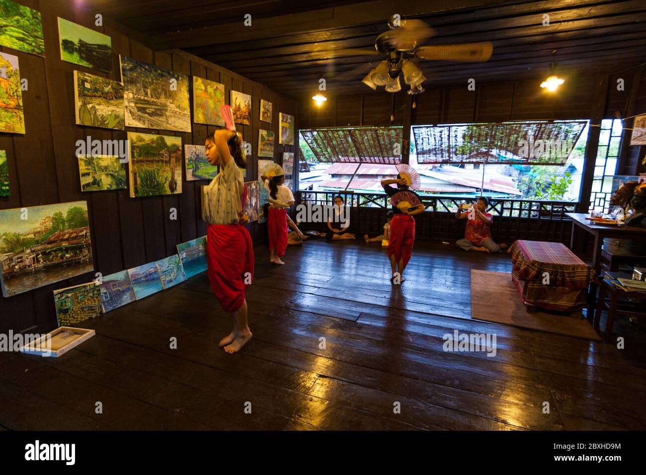 Les petites filles thaïlandaises répètent une danse traditionnelle des fans à Baan Silapin, à Bangkok, en Thaïlande Banque D'Images
