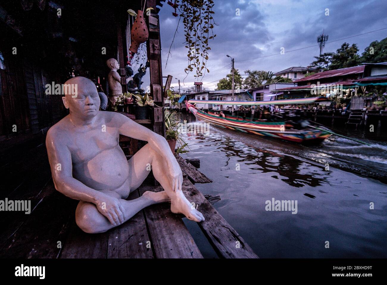 Une statue montre un col de longboat à Baan Silapin, la « maison d'artiste » de Bangkok, en Thaïlande. Banque D'Images