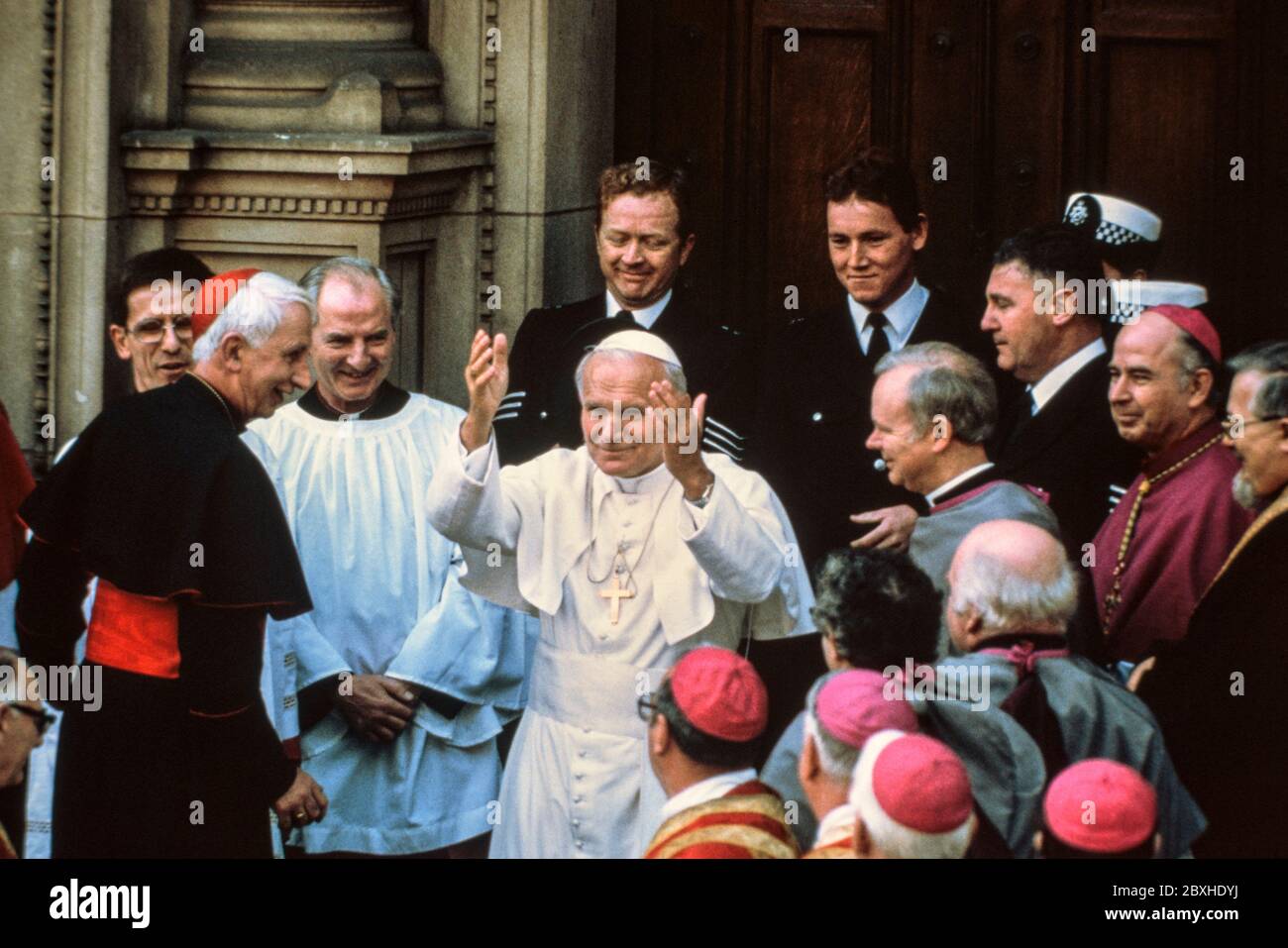 Le pape Jean-Paul 11 à l'extérieur de la cathédrale catholique romaine de Westminster avec le cardinal Basil Hume 1982 Banque D'Images