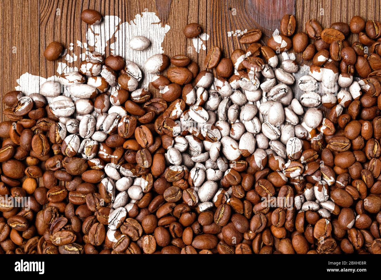 Carte du monde sur les grains de café comme concept d'exportation mondiale Banque D'Images