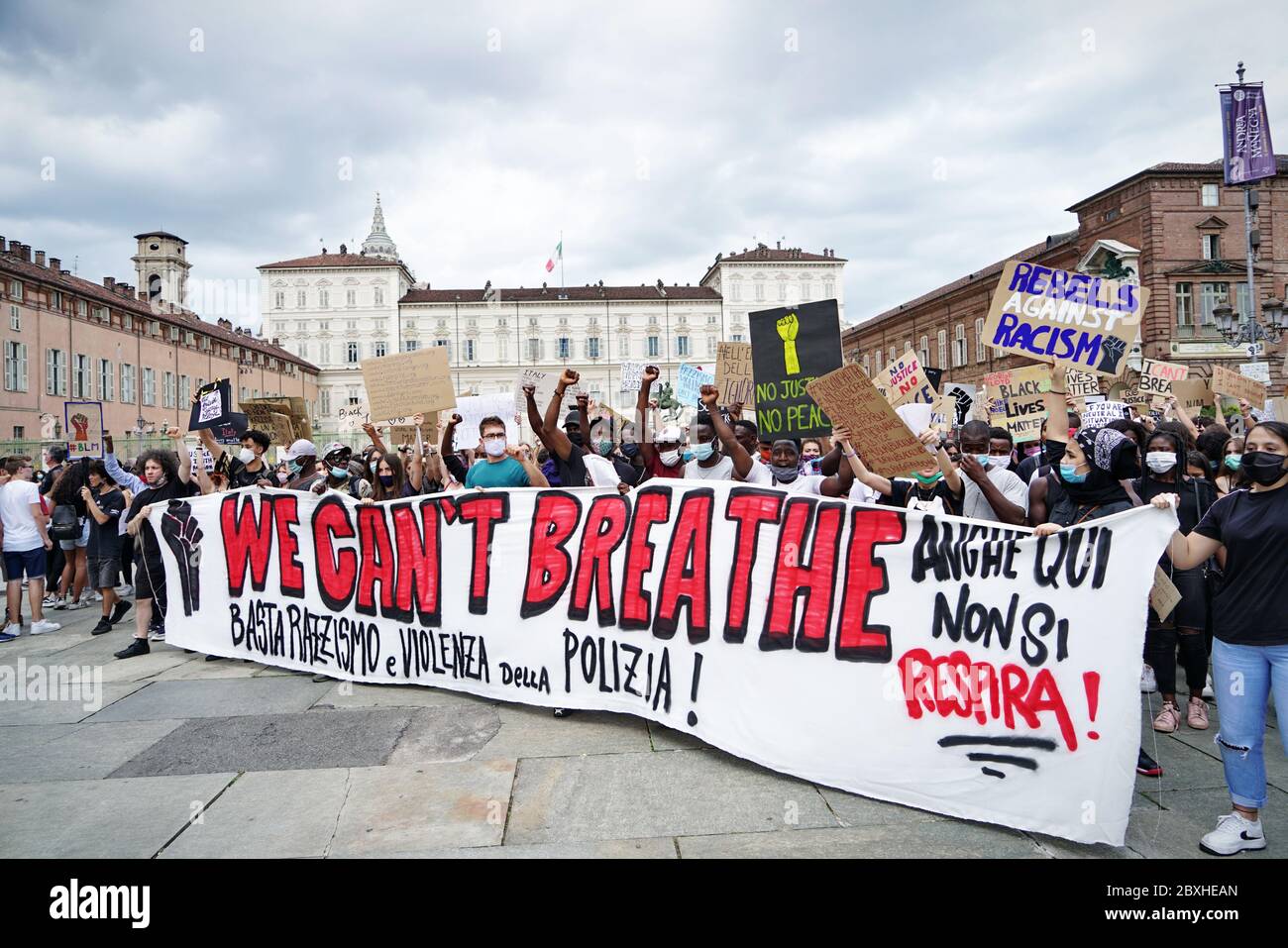 Des manifestants pacifiques manifestent contre la mort de George Floyd et contre toute discrimination raciale. Turin, Italie - juin 2020 Banque D'Images