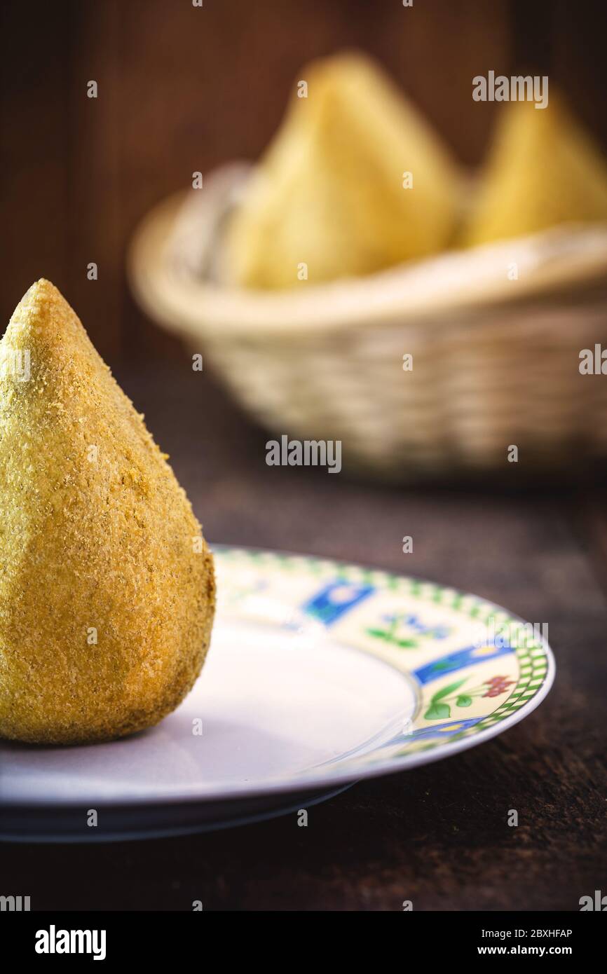 pilon de poulet frit, pané. Traditionnel brésilien salé, appelé 'coxinha' de poulet. Cuisine brésilienne. Banque D'Images