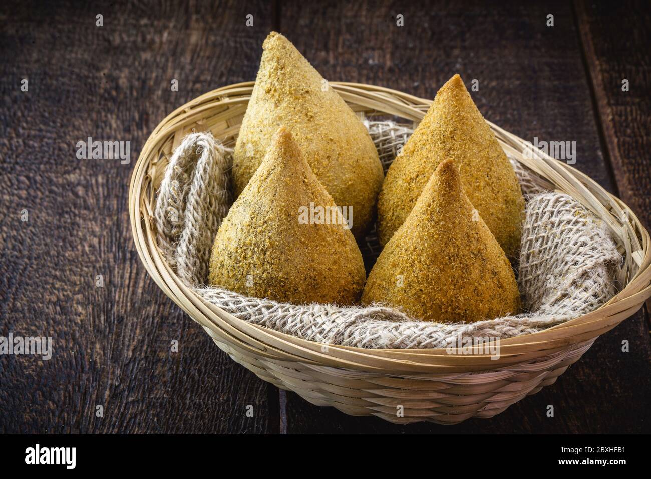 Cuisse de poulet traditionnelle brésilienne. 'Coxinha de poulet, typiquement salé de boulangeries et de barres d'en-cas et anniversaires ou fêtes typiques. Banque D'Images