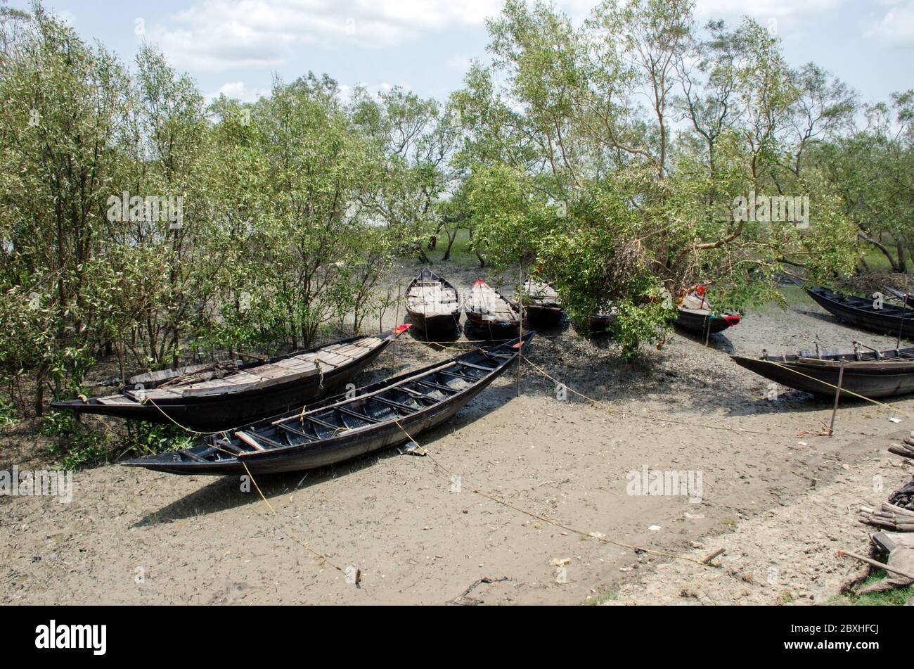 bateaux attendant la marée haute à gossaba sundarbans ouest du bengale inde Banque D'Images