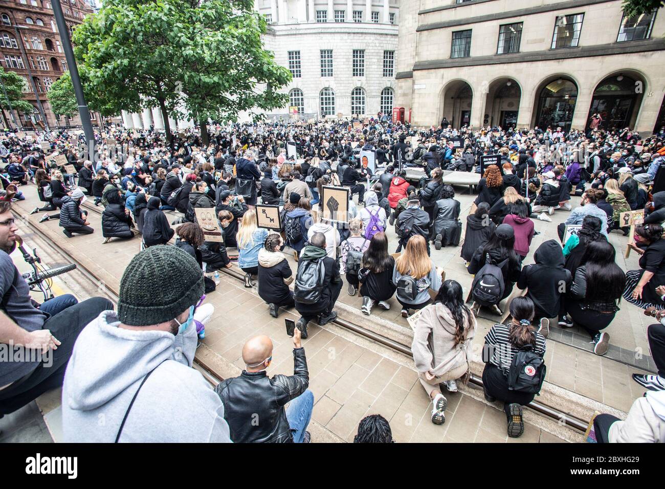 Manchester, Royaume-Uni. 7 juin 2020. Black Lives Matter Protest in Manchester UK Dimanche le 7 juin à la place St Peters.des milliers de personnes - dont la plupart portaient des masques faciaux pour Covid-19. La manifestation d'aujourd'hui était l'une des trois devant avoir lieu à Manchester pendant le week-end dans le cadre du mouvement Black Lives Matter. Crédit photo : Gary Roberts/Alay Live News Banque D'Images