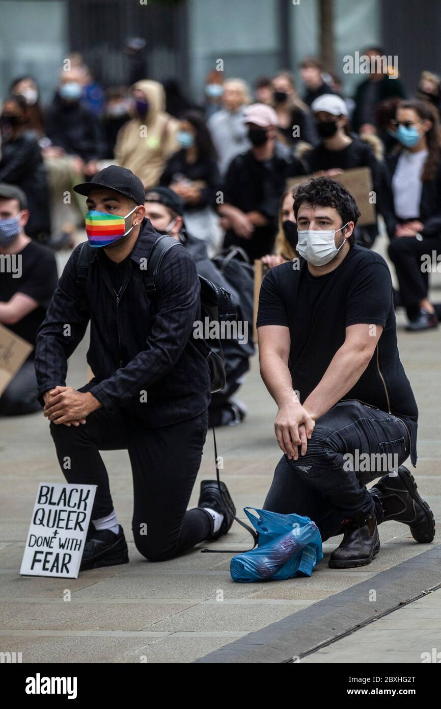 Manchester, Royaume-Uni. 7 juin 2020. Black Lives Matter Protest in Manchester UK Dimanche le 7 juin à la place St Peters.des milliers de personnes - dont la plupart portaient des masques faciaux pour Covid-19. La manifestation d'aujourd'hui était l'une des trois devant avoir lieu à Manchester pendant le week-end dans le cadre du mouvement Black Lives Matter. Crédit photo : Gary Roberts/Alay Live News Banque D'Images