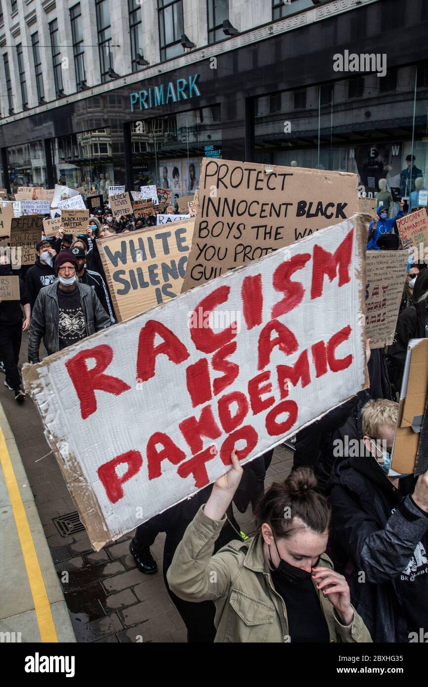Manchester, Royaume-Uni. 7 juin 2020. Black Lives Matter Protest in Manchester UK Dimanche le 7 juin à la place St Peters.des milliers de personnes - dont la plupart portaient des masques faciaux pour Covid-19. La manifestation d'aujourd'hui était l'une des trois devant avoir lieu à Manchester pendant le week-end dans le cadre du mouvement Black Lives Matter. Crédit photo : Gary Roberts/Alay Live News Banque D'Images