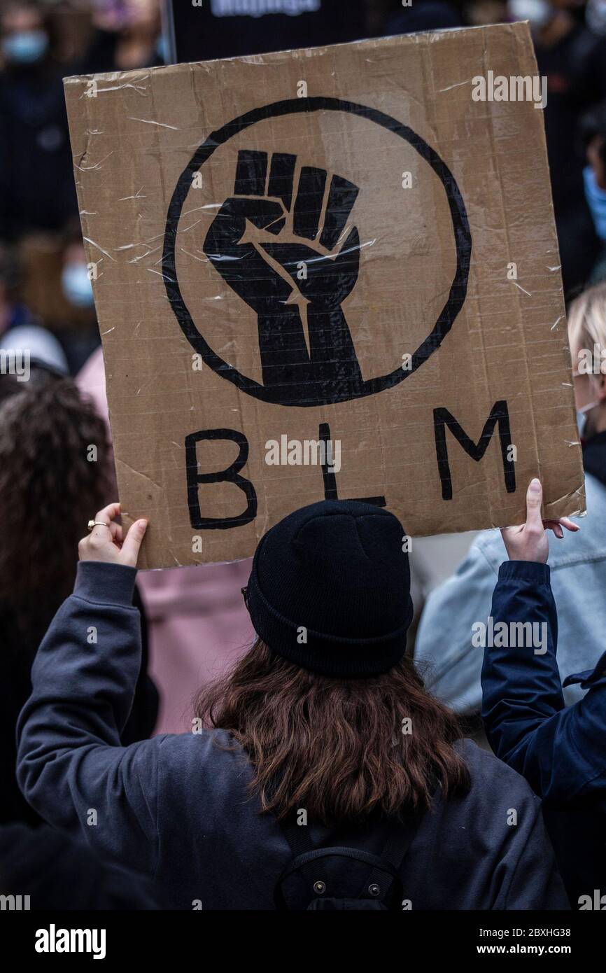 Manchester, Royaume-Uni. 7 juin 2020. Black Lives Matter Protest in Manchester UK Dimanche le 7 juin à la place St Peters.des milliers de personnes - dont la plupart portaient des masques faciaux pour Covid-19. La manifestation d'aujourd'hui était l'une des trois devant avoir lieu à Manchester pendant le week-end dans le cadre du mouvement Black Lives Matter. Crédit photo : Gary Roberts/Alay Live News Banque D'Images