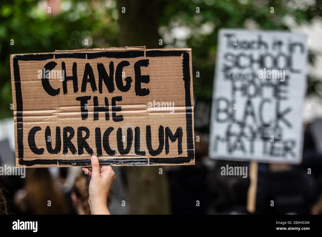 Manchester, Royaume-Uni. 7 juin 2020. Black Lives Matter Protest in Manchester UK Dimanche le 7 juin à la place St Peters.des milliers de personnes - dont la plupart portaient des masques faciaux pour Covid-19. La manifestation d'aujourd'hui était l'une des trois devant avoir lieu à Manchester pendant le week-end dans le cadre du mouvement Black Lives Matter. Crédit photo : Gary Roberts/Alay Live News Banque D'Images