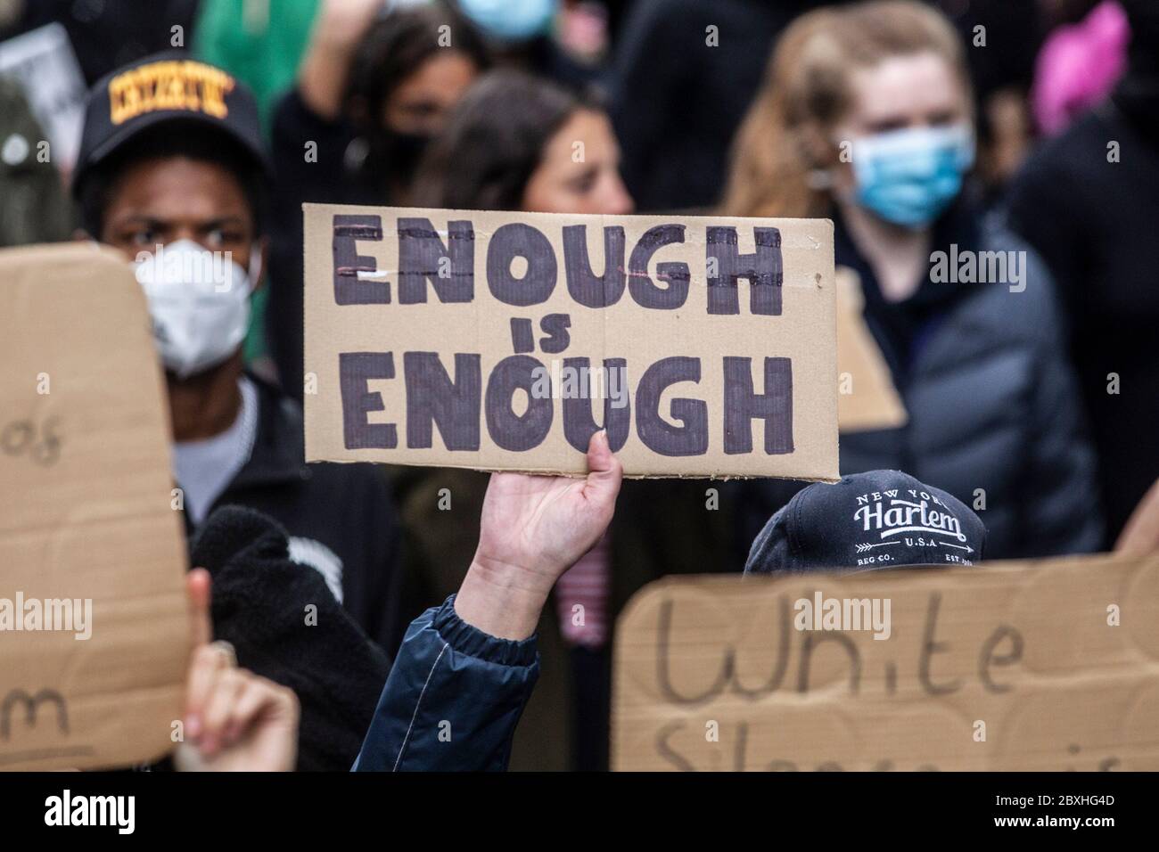 Manchester, Royaume-Uni. 7 juin 2020. Black Lives Matter Protest in Manchester UK Dimanche le 7 juin à la place St Peters.des milliers de personnes - dont la plupart portaient des masques faciaux pour Covid-19. La manifestation d'aujourd'hui était l'une des trois devant avoir lieu à Manchester pendant le week-end dans le cadre du mouvement Black Lives Matter. Crédit photo : Gary Roberts/Alay Live News Banque D'Images