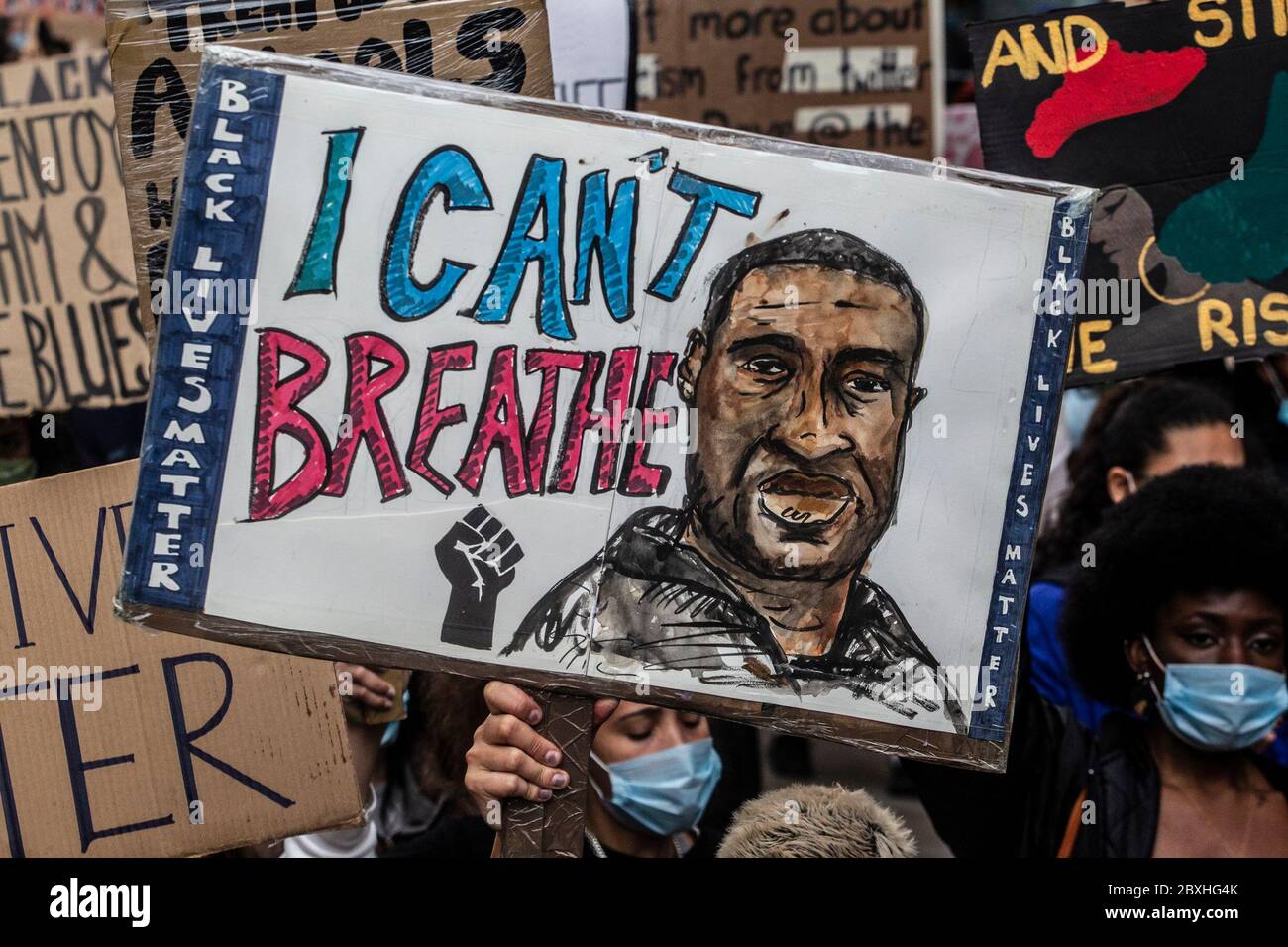 Manchester, Royaume-Uni. 7 juin 2020. Black Lives Matter Protest in Manchester UK Dimanche le 7 juin à la place St Peters.des milliers de personnes - dont la plupart portaient des masques faciaux pour Covid-19. La manifestation d'aujourd'hui était l'une des trois devant avoir lieu à Manchester pendant le week-end dans le cadre du mouvement Black Lives Matter. Crédit photo : Gary Roberts/Alay Live News Banque D'Images