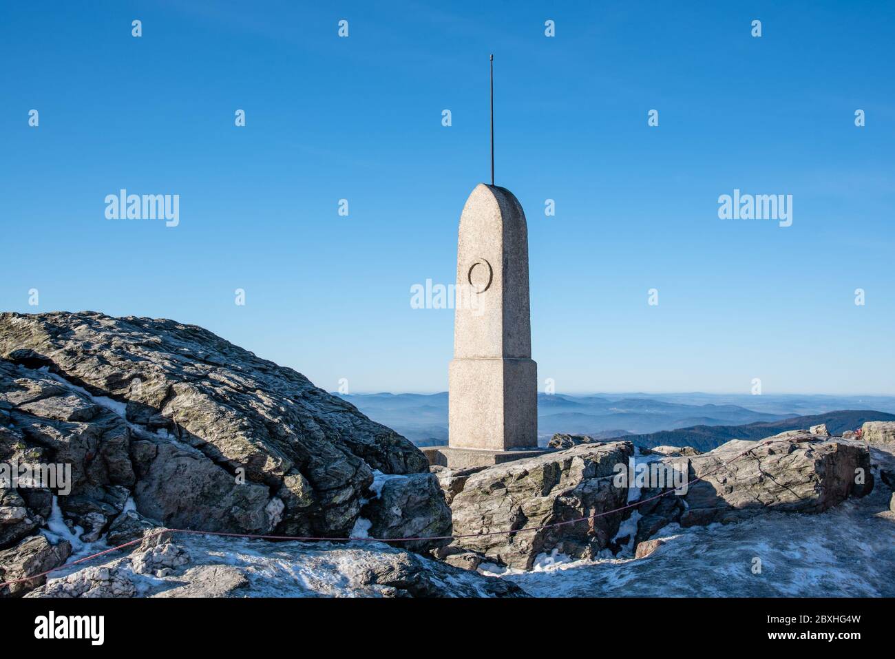 Rohan frontière en pierre sur le sommet de la montagne de la Jested. Marquage de la frontière entre les domaines de Rohan et de Clam-Gallas, République tchèque. Banque D'Images