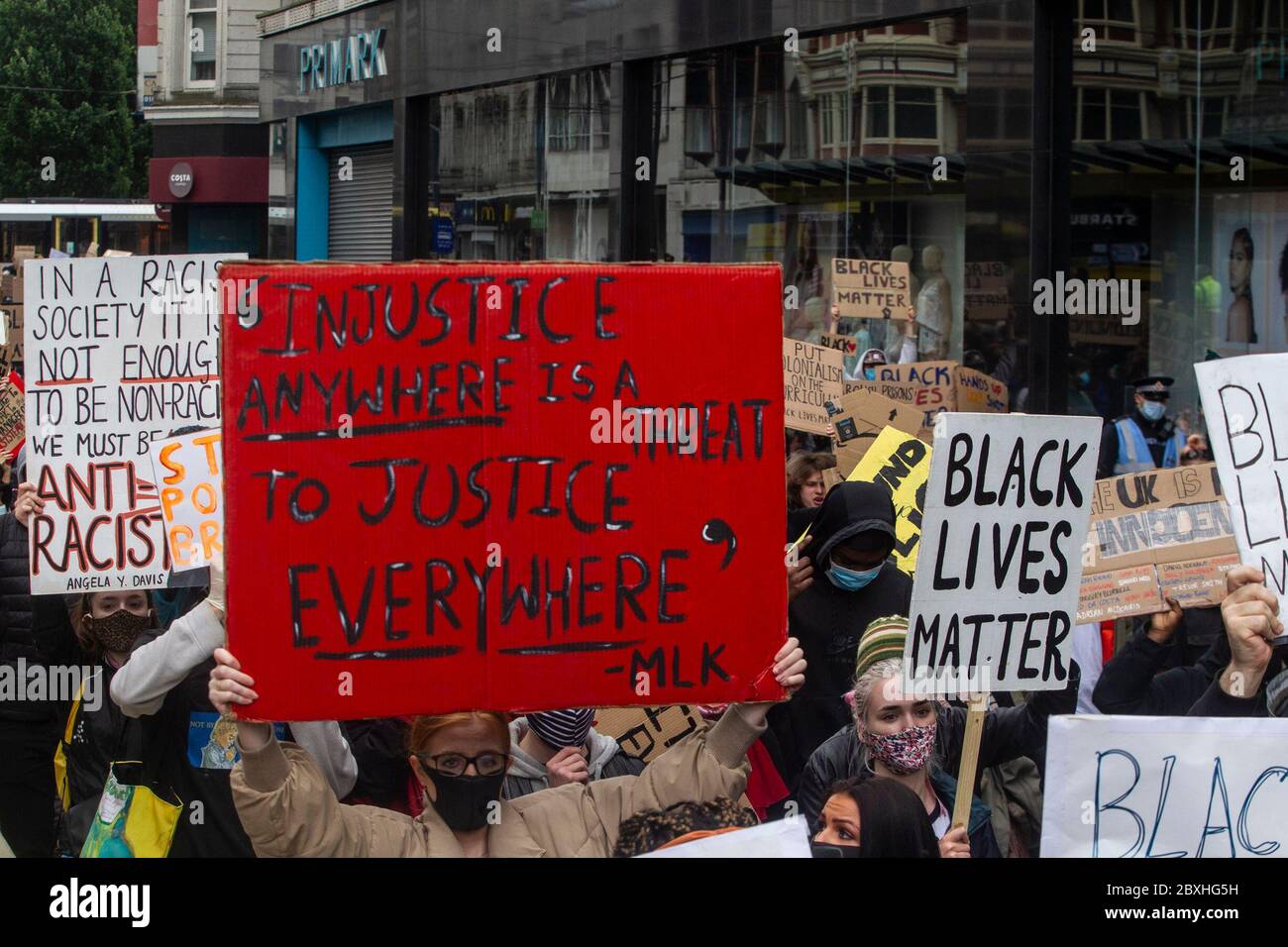 Manchester, Royaume-Uni. 7 juin 2020. Black Lives Matter Protest in Manchester UK Dimanche le 7 juin à la place St Peters.des milliers de personnes - dont la plupart portaient des masques faciaux pour Covid-19. La manifestation d'aujourd'hui était l'une des trois devant avoir lieu à Manchester pendant le week-end dans le cadre du mouvement Black Lives Matter. Crédit photo : Gary Roberts/Alay Live News Banque D'Images
