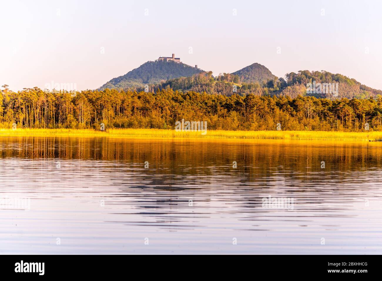 Château médiéval de Bezdez au sommet de la montagne de Bezdez. Se reflète à Brehynsky Pond, République tchèque. Banque D'Images