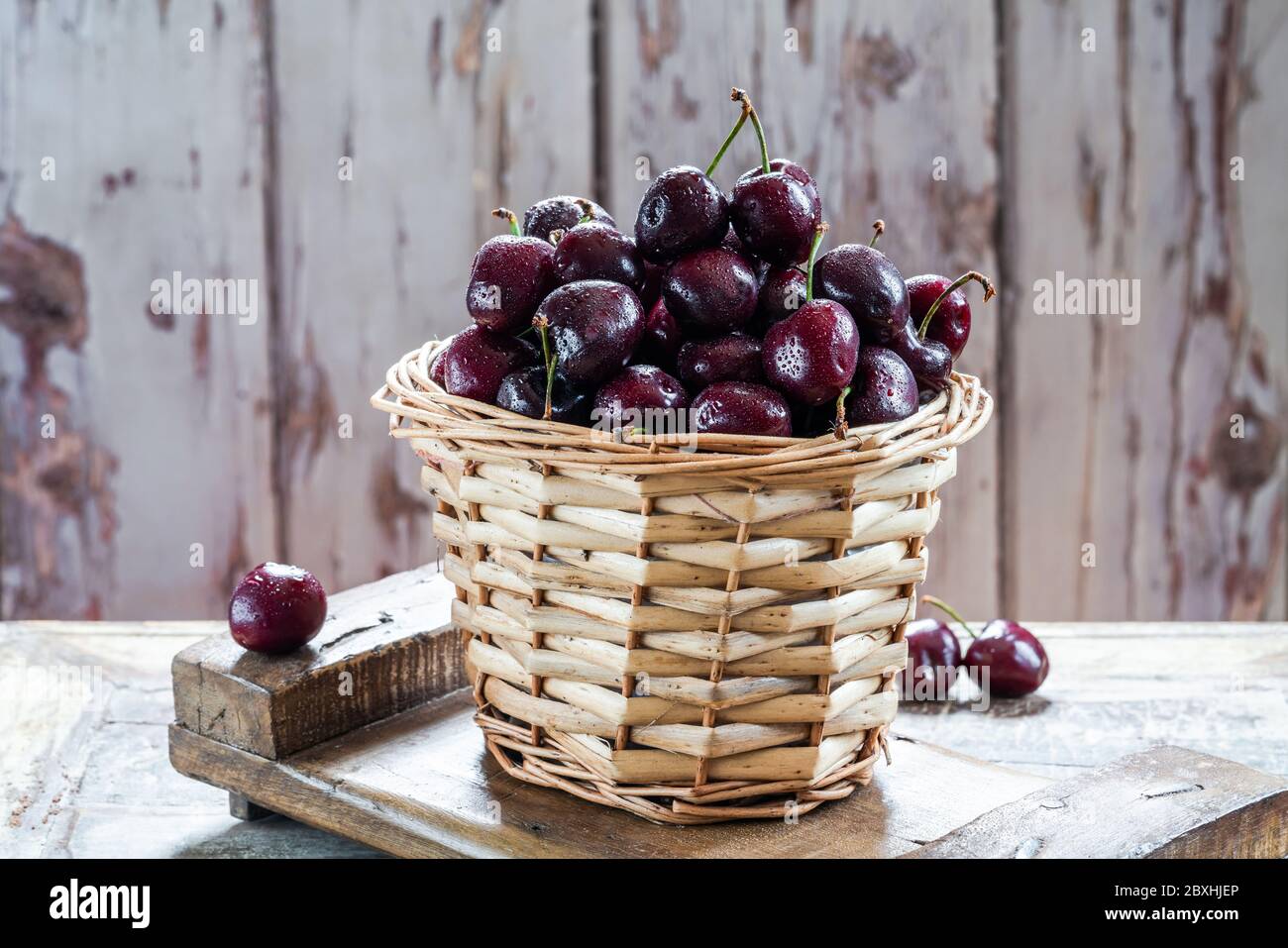 Cerises noires dans un panier Banque D'Images