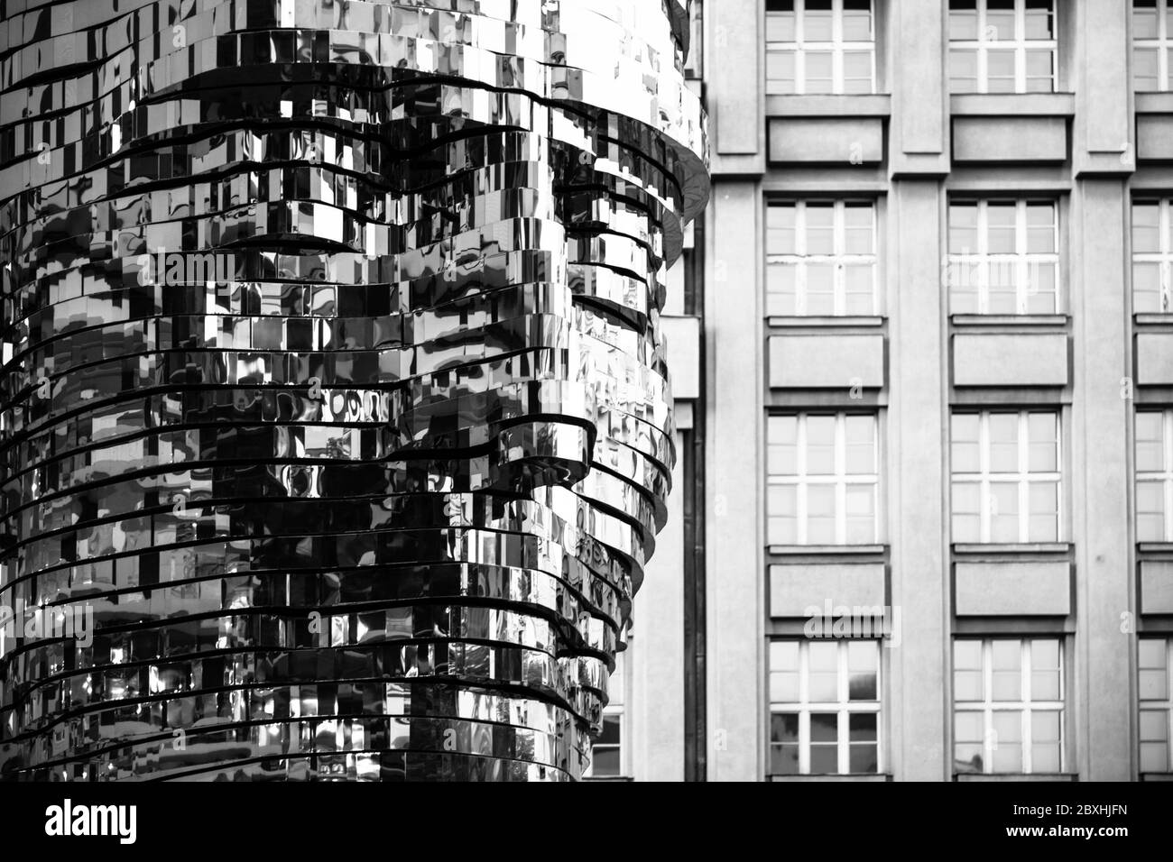 PRAGUE, RÉPUBLIQUE TCHÈQUE - 17 AOÛT 2018 : statue de Franz Kafka. Sculpture mécanique en métal brillant du célèbre écrivain tchèque. Buste de l'artiste David Cerny. Prague, République tchèque. Image en noir et blanc. Banque D'Images