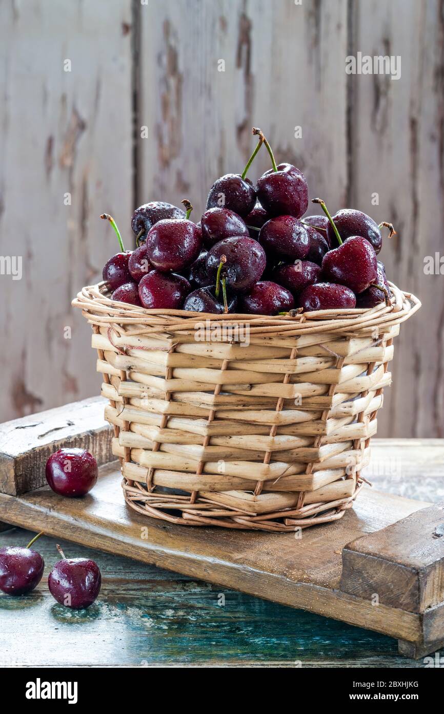 Cerises noires dans un panier Banque D'Images