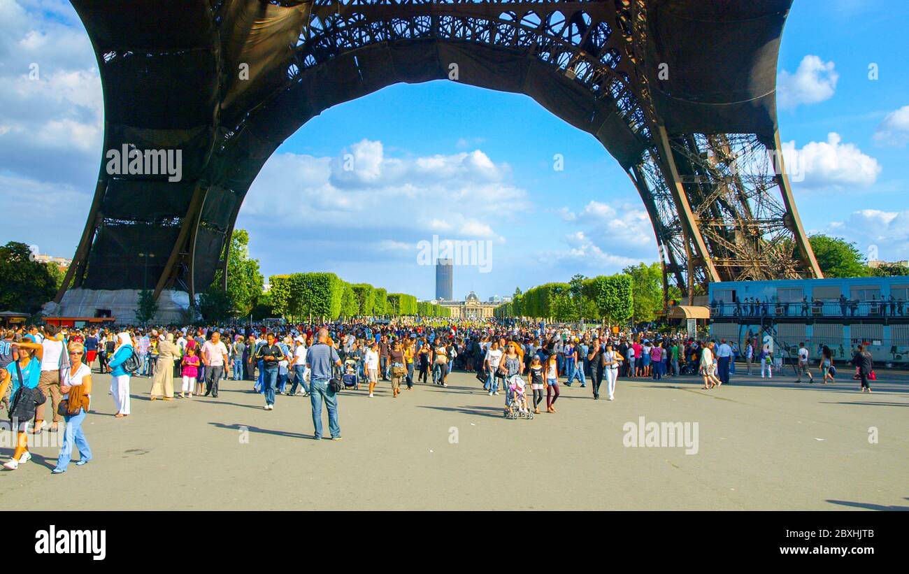 PARIS, FRANCE - 8 AOÛT 2010 : de nombreux touristes sous la tour Eiffel le jour d'été ensoleillé. Paris, France Banque D'Images