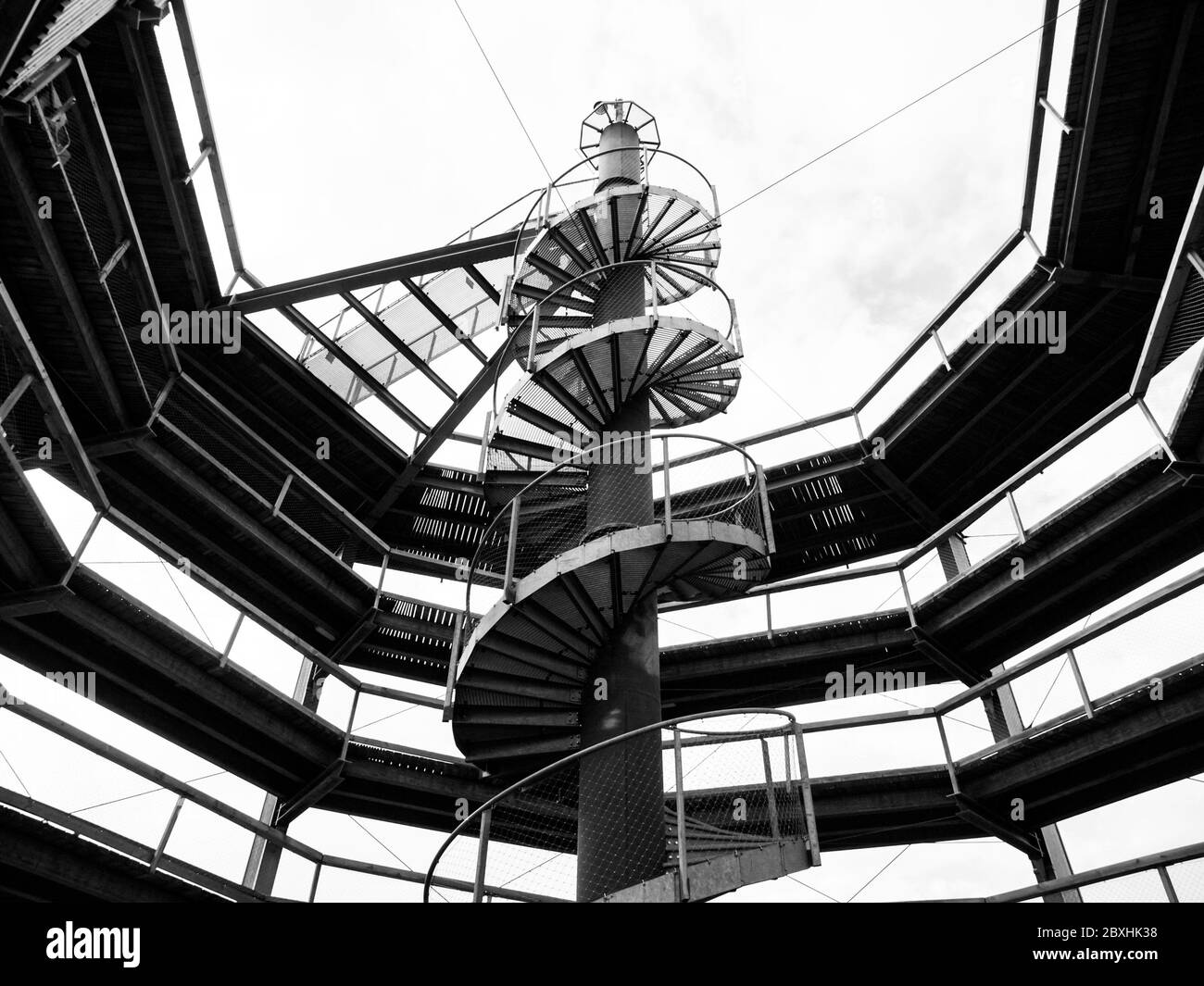 LIPNO NAD VLTAVOU, RÉPUBLIQUE TCHÈQUE - 26 SEPTEMBRE 2017. Escalier en colimaçon au milieu de la passerelle de l'arbre, Lipno nad Vltavou, République tchèque. Banque D'Images