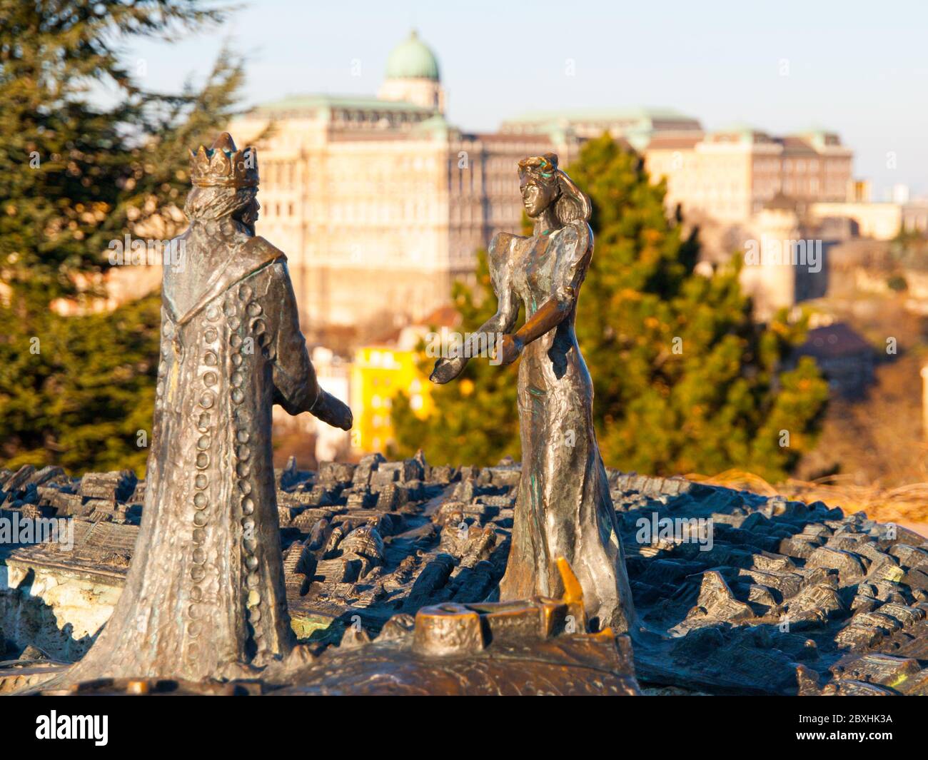 BUDAPEST, HONGRIE - 3 DÉCEMBRE 2016 : statue en bronze du roi Buda et de la reine Pest sur la colline Gellert, Budapest, Hongrie Banque D'Images