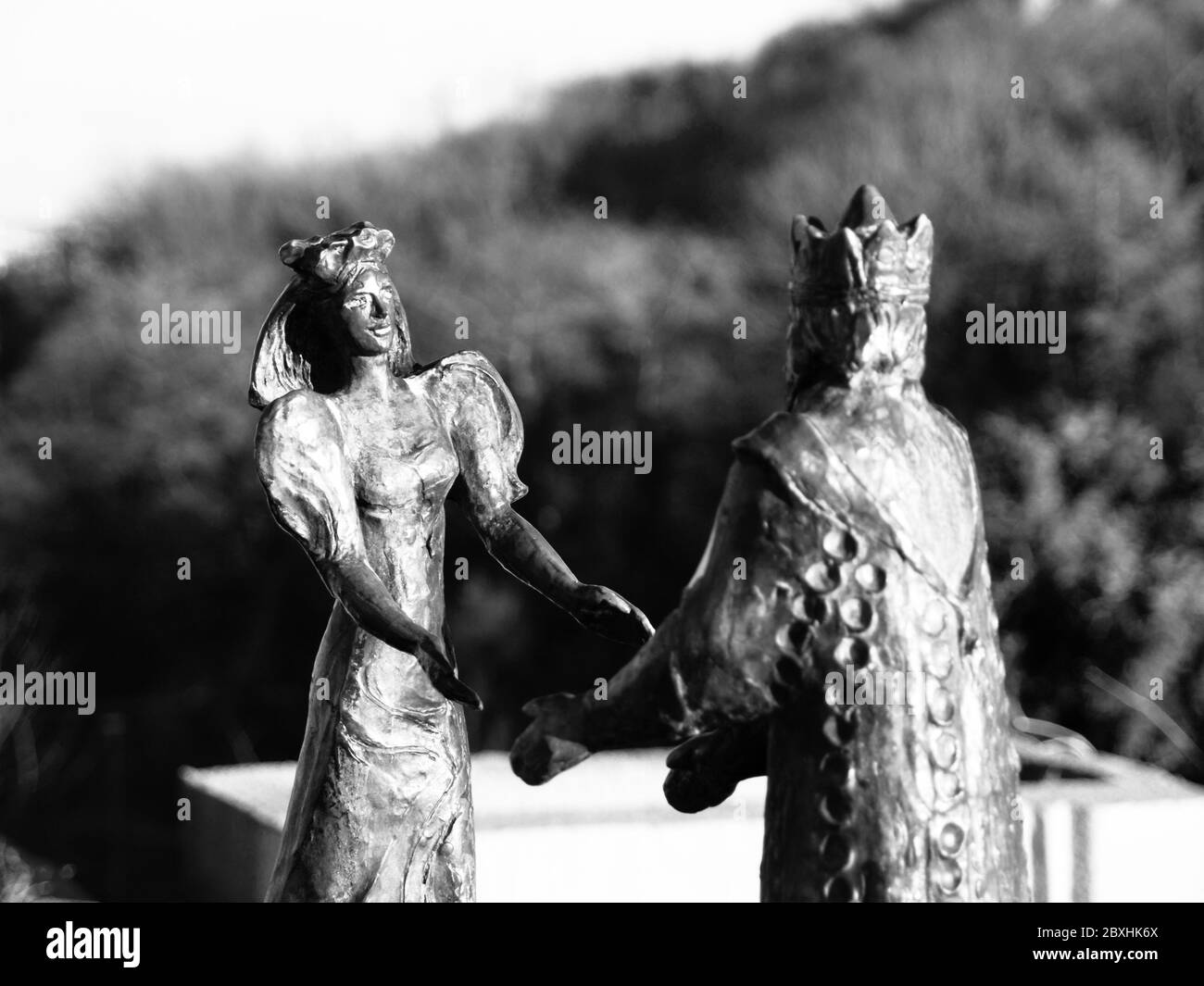 BUDAPEST, HONGRIE - 3 DÉCEMBRE 2016 : statue en bronze du roi Buda et de la reine Pest sur la colline Gellert, Budapest, Hongrie. Image en noir et blanc. Banque D'Images