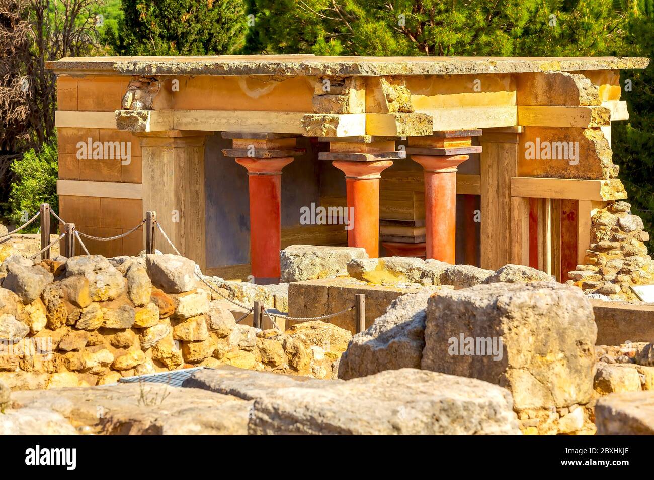 Knossos, Crète, Grèce entrée nord du Palais Minoen avec des colonnes rouges et de vieilles ruines de pierre Banque D'Images