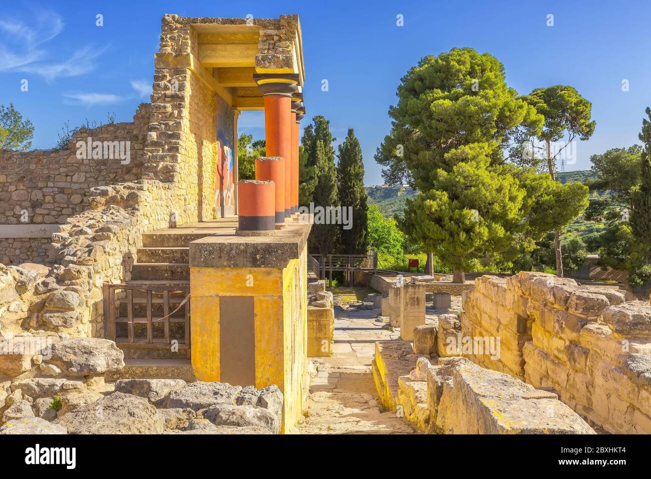Crète, Grèce, vue latérale des colonnes rouges, entrée nord de l'ancien palais minoen à Knossos Banque D'Images