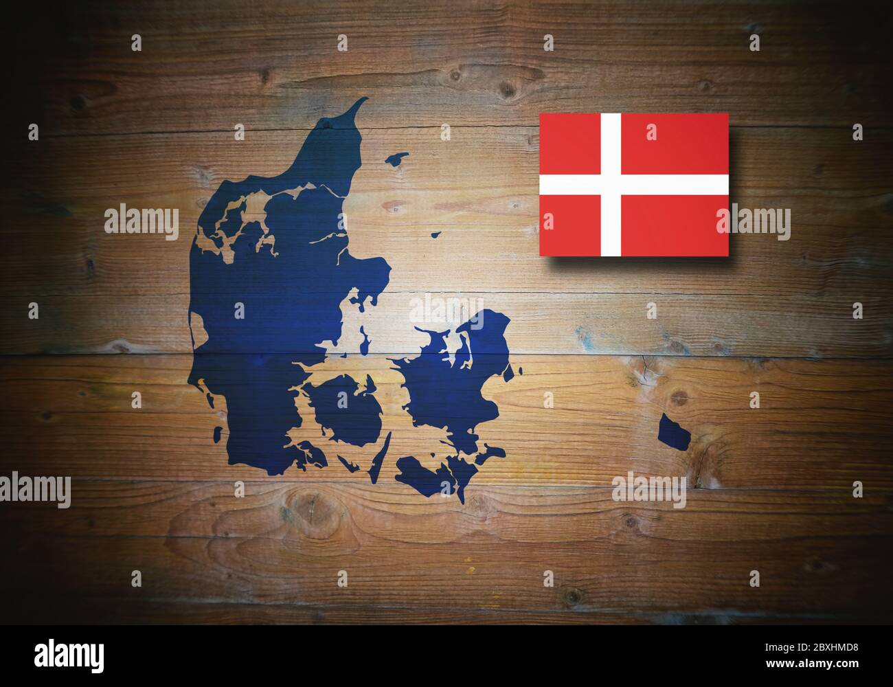 Carte et drapeau du Danemark sur fond de bois, illustration 3D Banque D'Images