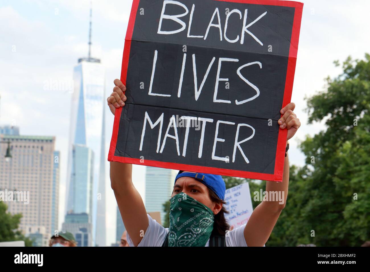 New York, NY 6 juin 2020. Un homme porte un signe, « Black Lives Matter » lors d'une marche de solidarité Black Lives Matter à travers Manhattan appelant à la justice dans une série récente de meurtres de la police américaine : George Floyd, Breonna Taylor, et à d'innombrables autres. Des milliers de personnes se sont jointes à la marche de protestation de Brooklyn, en sillonnant Manhattan, bien après un couvre-feu publié plus tôt dans la semaine pour freiner les cambriolages organisés et les pillages. 6 juin 2020 Banque D'Images