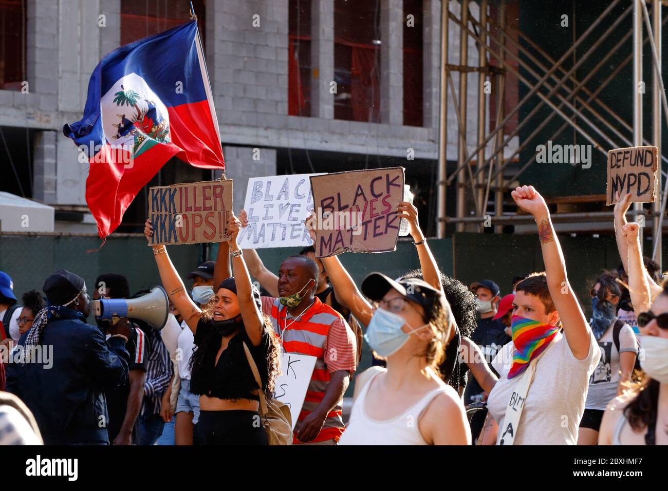 New York, NY 6 juin 2020. Des personnes qui tiennent des signes, certains tiennent des poings devant une Black Lives ont de l'importance de la marche de solidarité par Manhattan en appelant à la justice dans une série récente de meurtres de la police américaine : George Floyd, Breonna Taylor, et à d'innombrables autres. Des milliers de personnes se sont jointes à la marche de protestation de Brooklyn, en sillonnant Manhattan, bien après un couvre-feu publié plus tôt dans la semaine pour freiner les cambriolages organisés et les pillages. 6 juin 2020 Banque D'Images