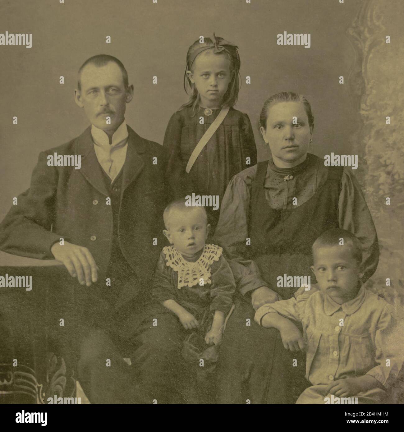 Russie - VERS 1910: Un studio familial tourné de couple marié avec trois enfants en studio. Carte de vue d'époque édouardienne Banque D'Images