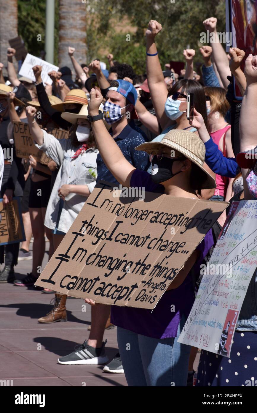 Des milliers de manifestants assistent à la Black Lives Matter Tucson : manifestation et manifestation pour célébrer la Black Lives pour se souvenir des Noirs qui se sont enorus Banque D'Images