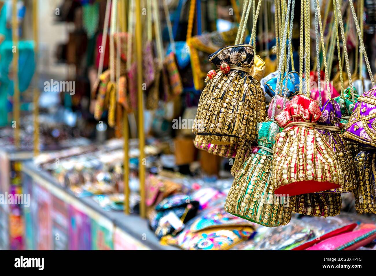 Pochettes souvenirs accrochées dans un stand de la vieille ville, Dalt Vila, Ibiza, Ibiza, Espagne Banque D'Images