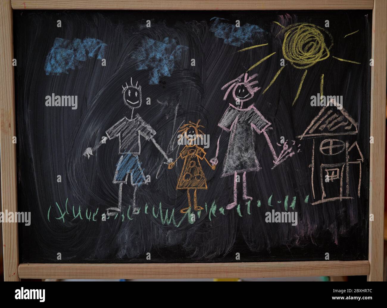 Dessins De Petit Garçon Craie Sur Tableau Noir à La Maison Babys  Paintingindoor Activité Pour Les Enfants