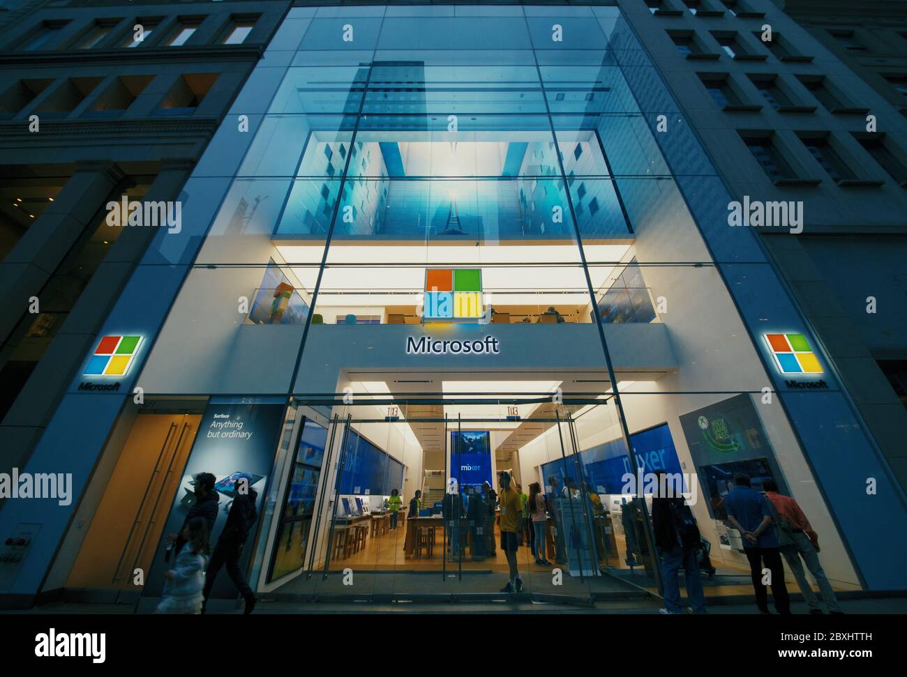 NEW YORK, USA- 01 MAI 2020 : panneau Microsoft sur le bâtiment de bureaux à New York. Banque D'Images