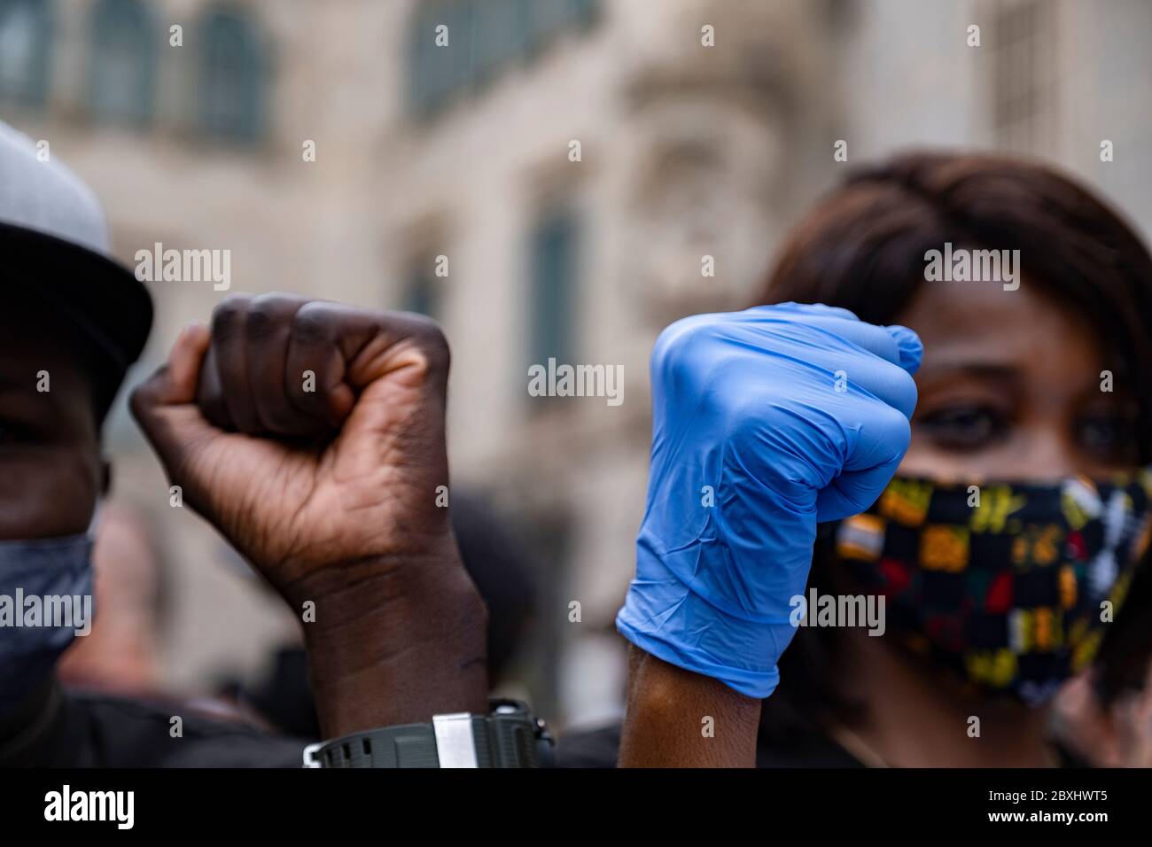 Les manifestants tiennent leurs poings pendant la manifestation.à la suite de la mort de George Floyd alors qu'il était détenu par la police de Minneapolis, au Minnesota, des milliers de personnes manifestent à Barcelone contre le racisme. Banque D'Images