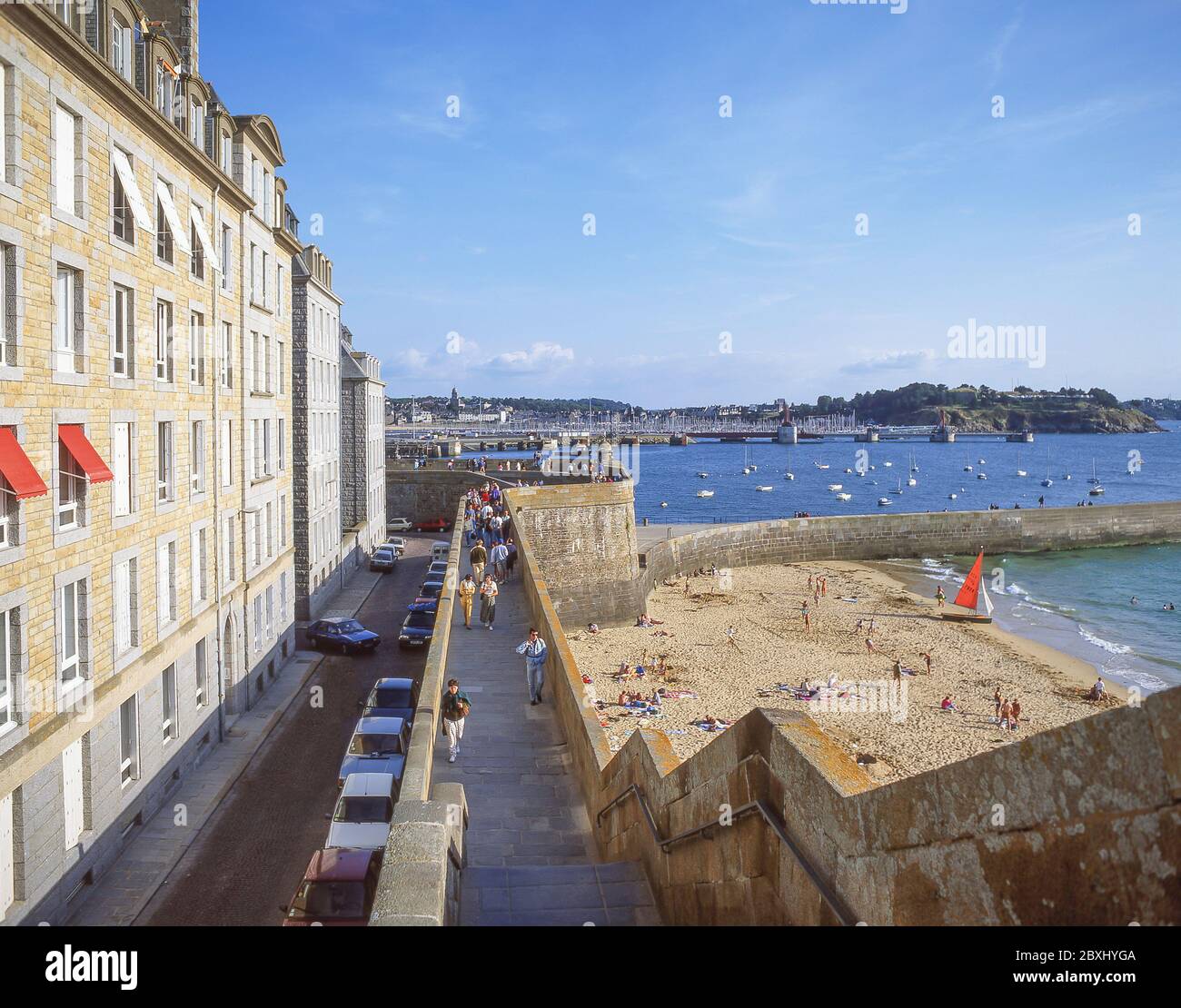 Les murs de la ville et de la plage, Saint-Malo, Ille-et-Vilaine, Bretagne, France Banque D'Images