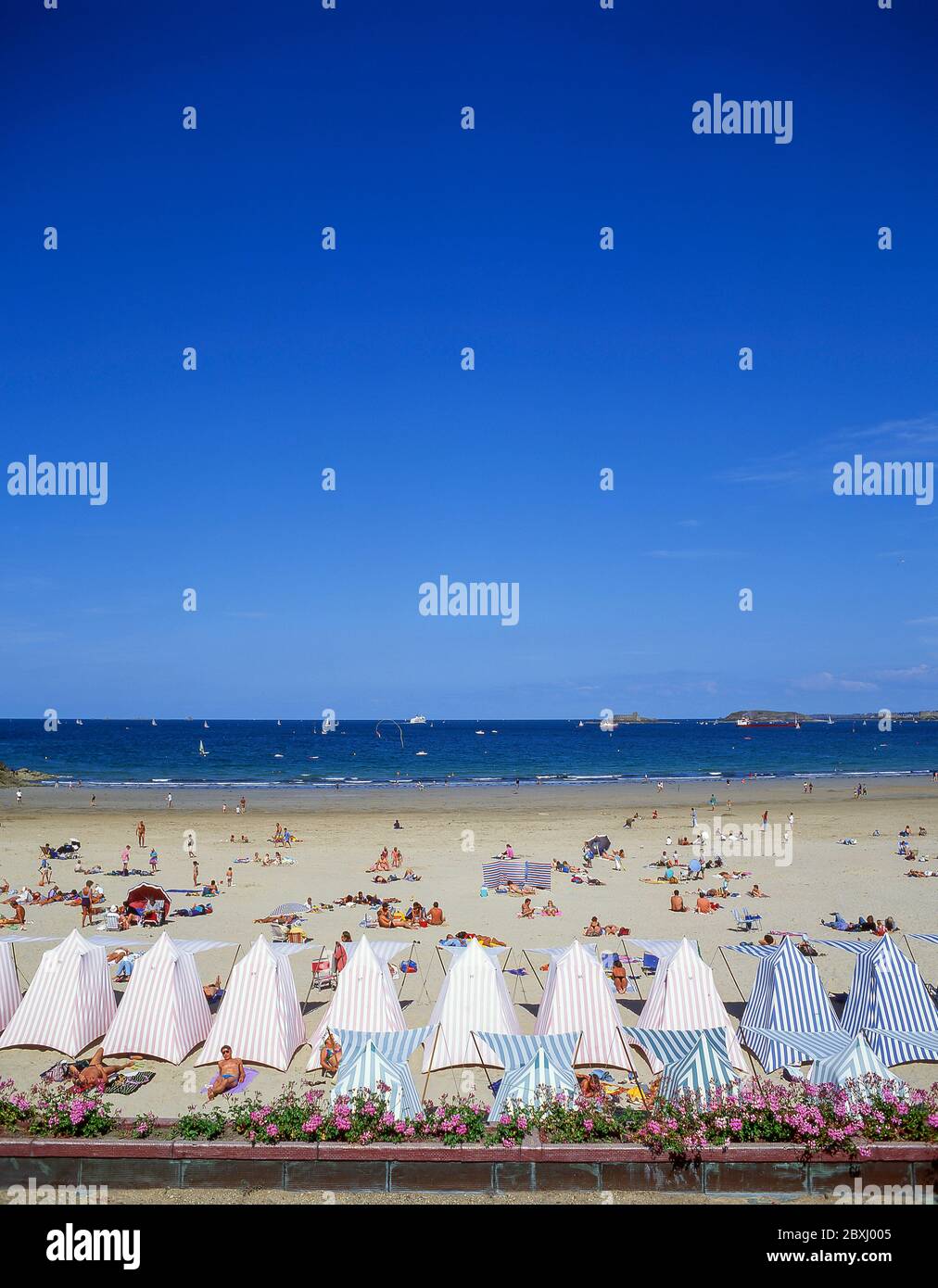 Tentes anciennes de plage changeante sur la plage de l’écluse, Dinard, Ille-et-Vilaine, Bretagne, France Banque D'Images
