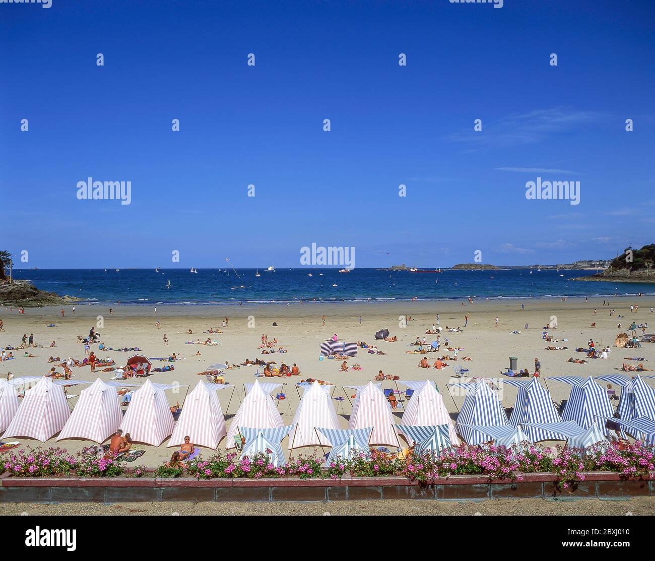 Tentes anciennes de plage changeante sur la plage de l’écluse, Dinard, Ille-et-Vilaine, Bretagne, France Banque D'Images
