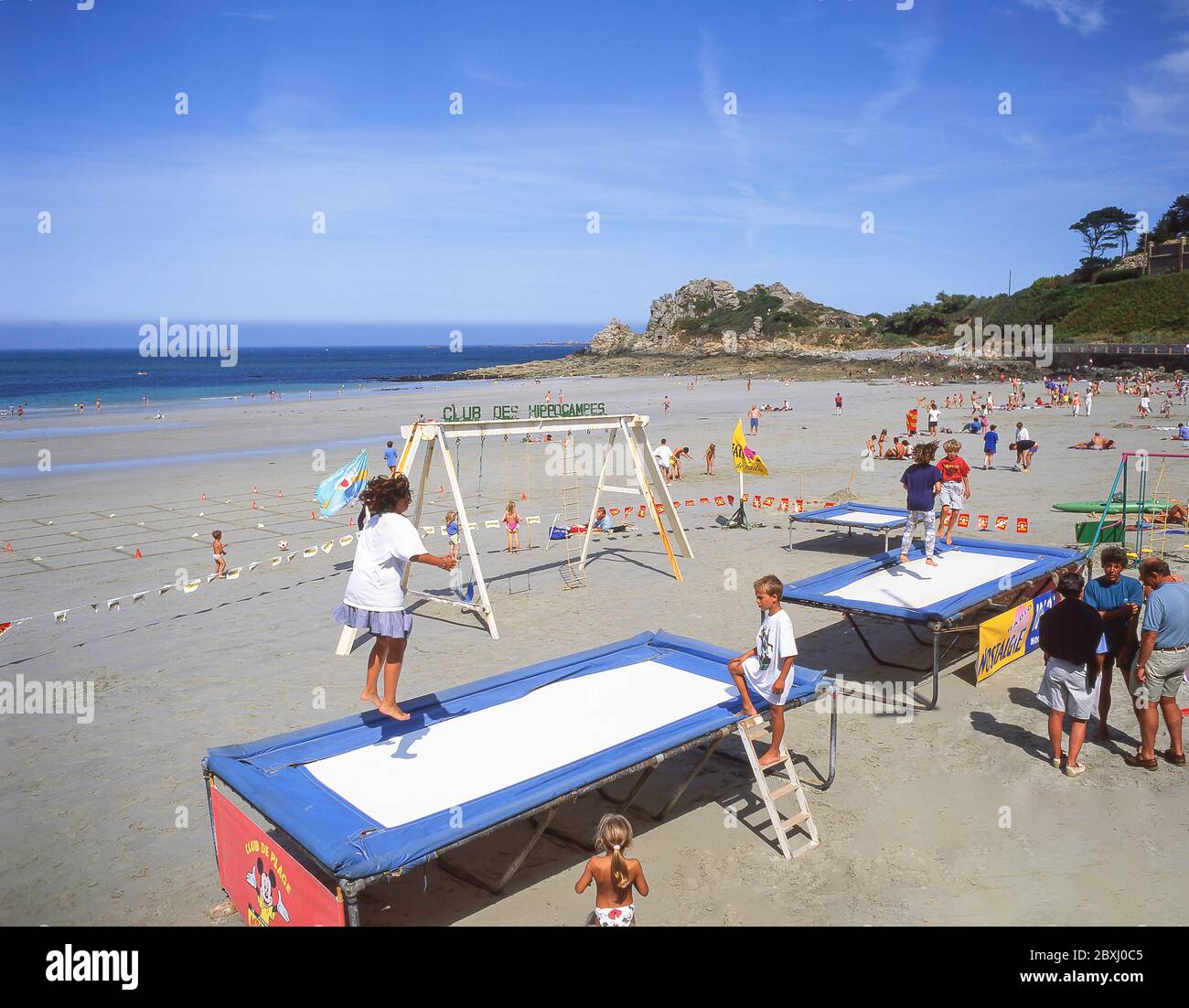 Club de plage pour enfants trampolines, Plage de Trestratou, Perros-Guirec,  Côtes-d'Armor, Bretagne, France Photo Stock - Alamy
