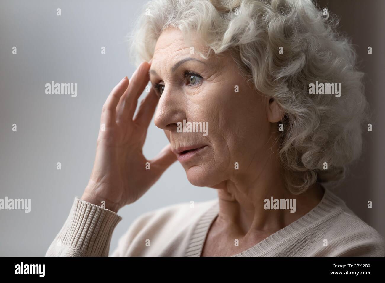 Une femme âgée malheureuse a perdu des pensées dans une maison de retraite Banque D'Images