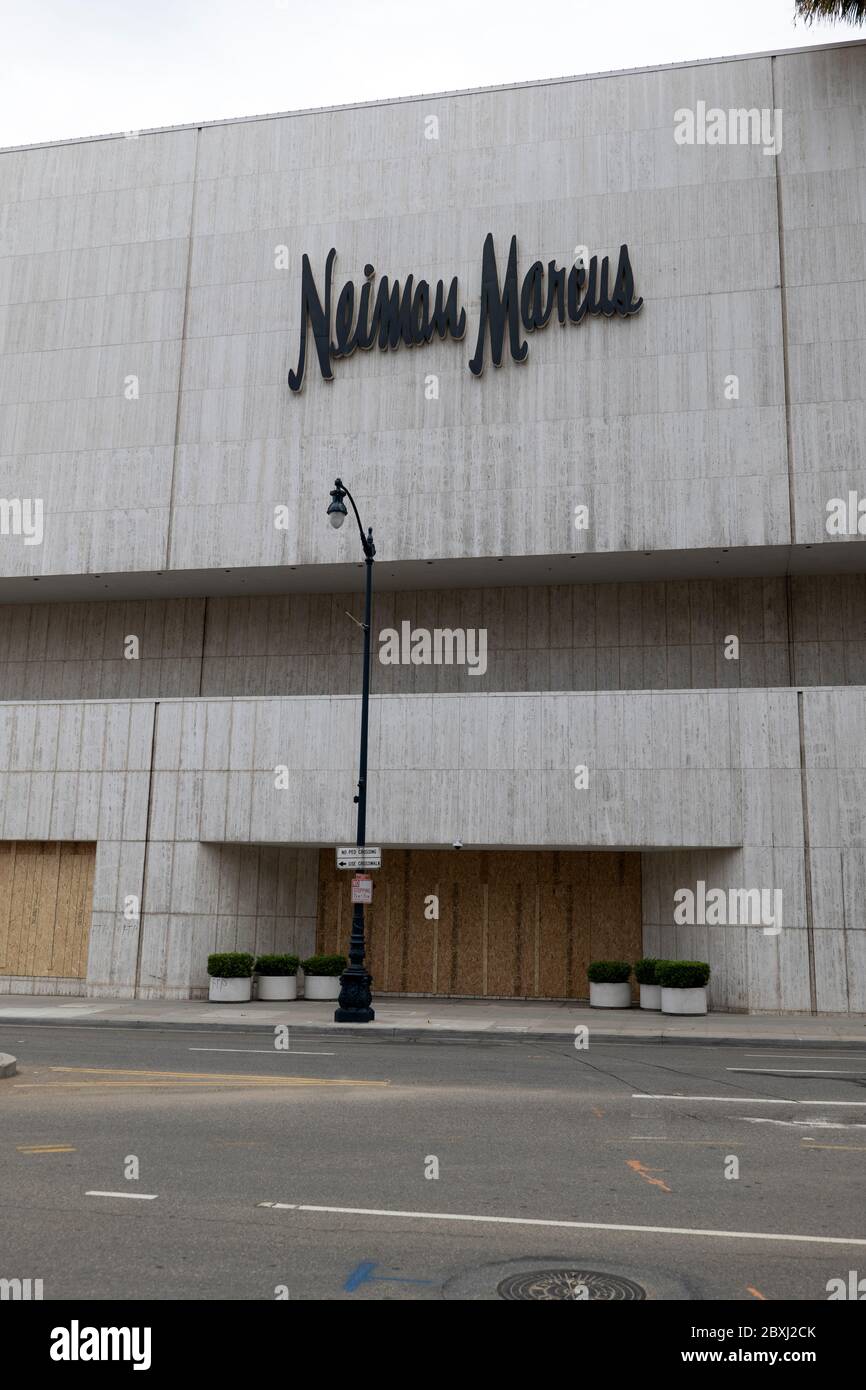 Beverly Hills, CA/USA - le magasin Neiman Marcus de Beverly Hills est embarqué après avoir été pillé pendant les manifestations Black Lives Matter Banque D'Images
