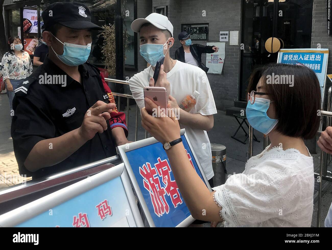 Pékin, Chine. 07e juin 2020. Le chinois télécharge une APPLICATION du kit de santé du gouvernement et saisit ses informations d'identité avant d'être autorisé à entrer dans une zone commerciale de Pékin le dimanche 7 juin 2020. Malgré la déclaration de la Chine selon laquelle la réapparition de la menace Covid-19 dans la capitale est minime, des précautions sont encore en place pour surveiller et tracer les mouvements des populations. Photo de Stephen Shaver/UPI crédit: UPI/Alay Live News Banque D'Images