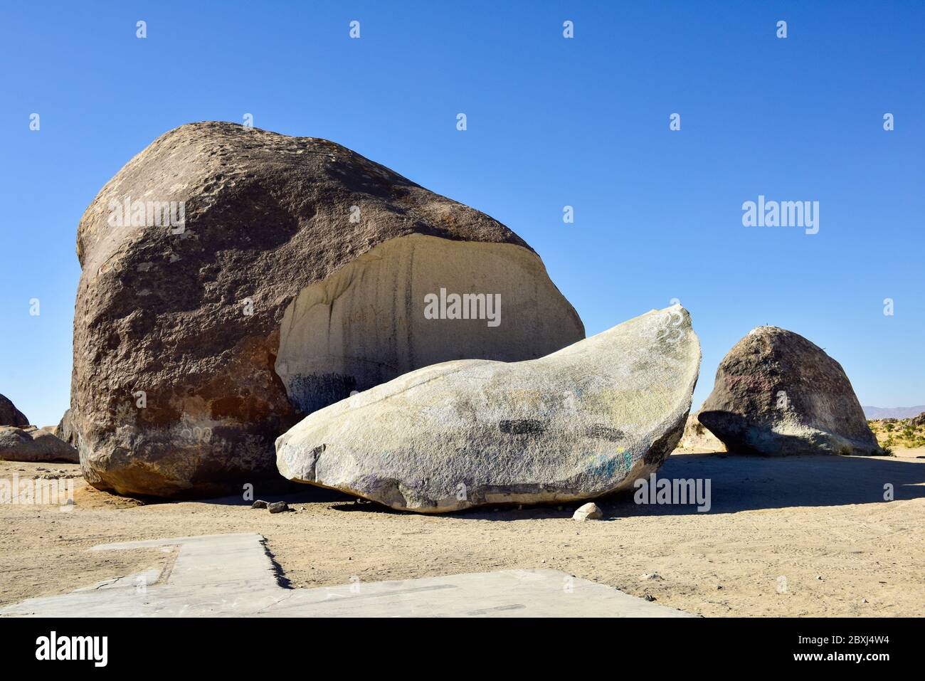 Rock géant dans les landers du désert de mojave, Californie, Banque D'Images