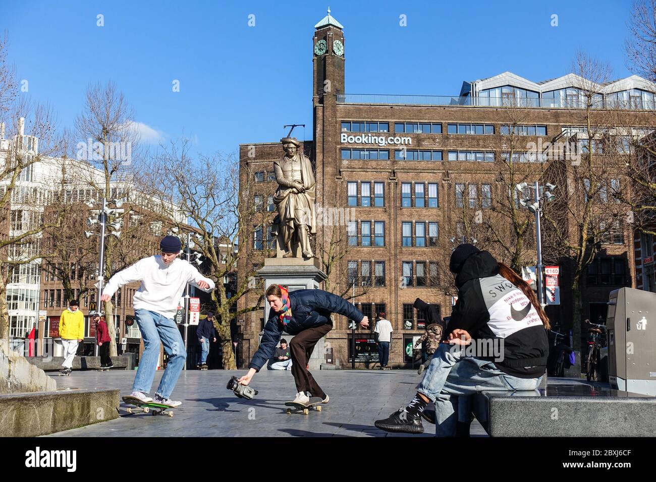 Booking.com Siège de Rembrandtplein à Amsterdam, avec patineurs pendant la crise du coronavirus Banque D'Images