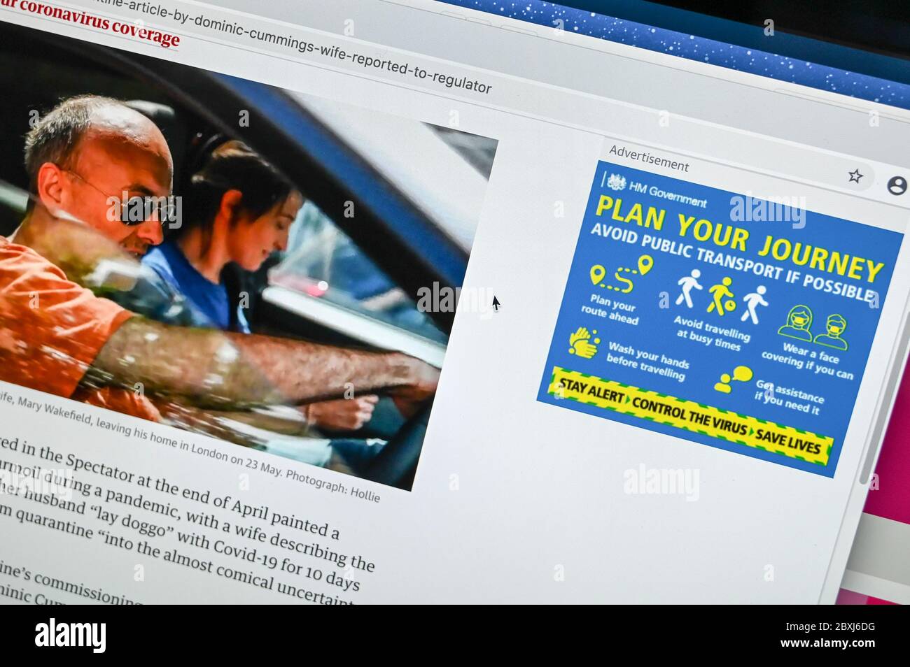 Publicité en ligne pendant la pandémie Covid-19 « planifiez votre voyage » juxtaposée à une photo de presse de Dominic Cummings conduisant une voiture. Banque D'Images