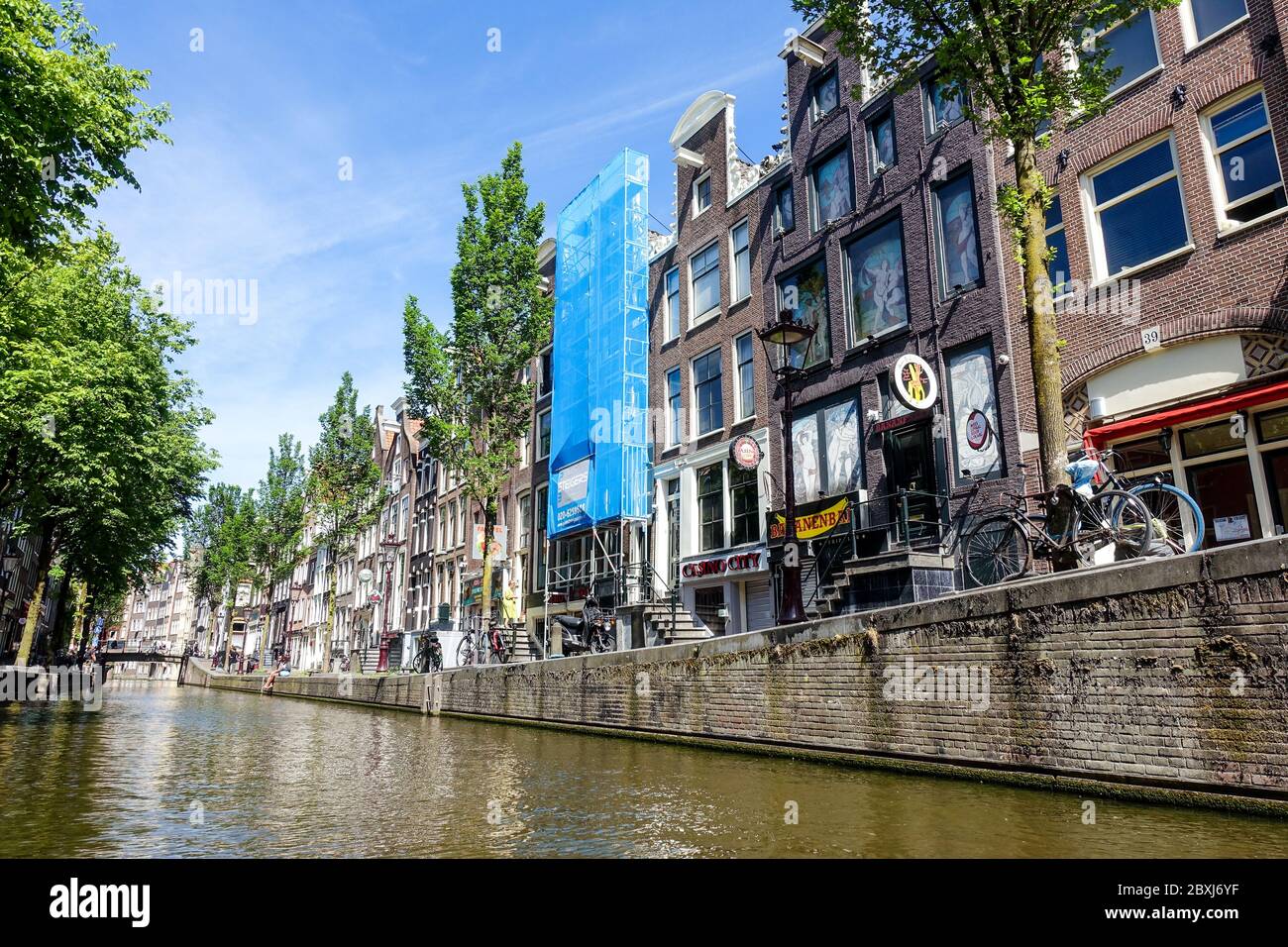 Calme Amsterdam (pays-Bas) pendant la crise Covid-19, vues sur le quartier rouge vide Banque D'Images