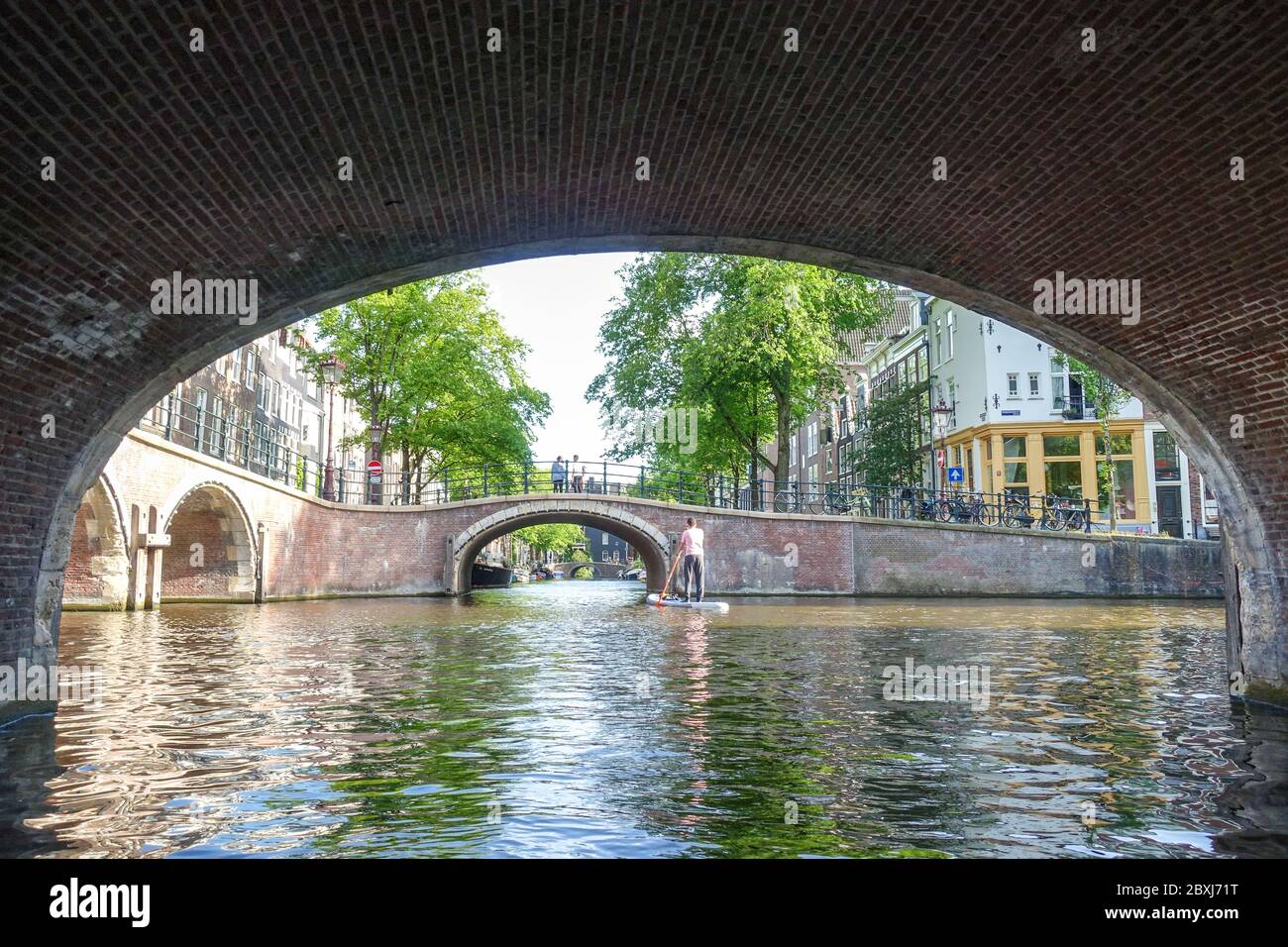 Calme Amsterdam (pays-Bas) pendant la crise Covid-19, vues sur les canaux et les ponts (reguliersgracht) Banque D'Images